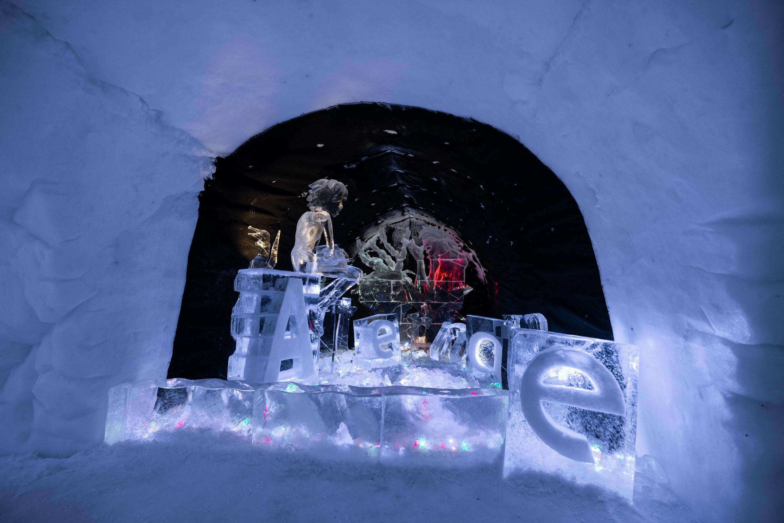 Снежная деревня. Турист оптимист