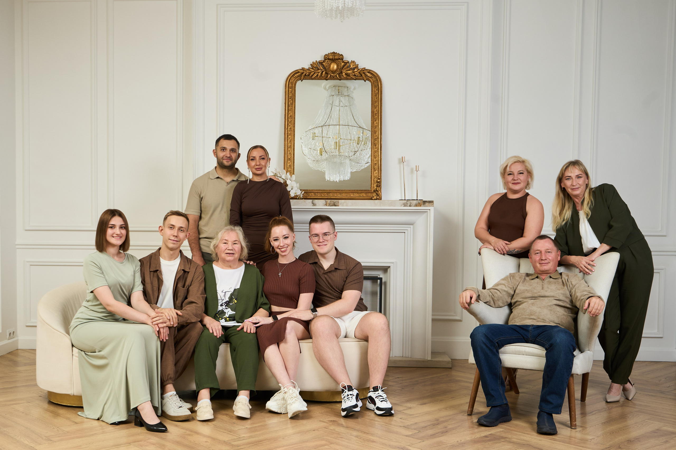 Портретная съемка большой семьи с искусственным светом в студии. Фотограф Екатеринбург Кокшарова Александра