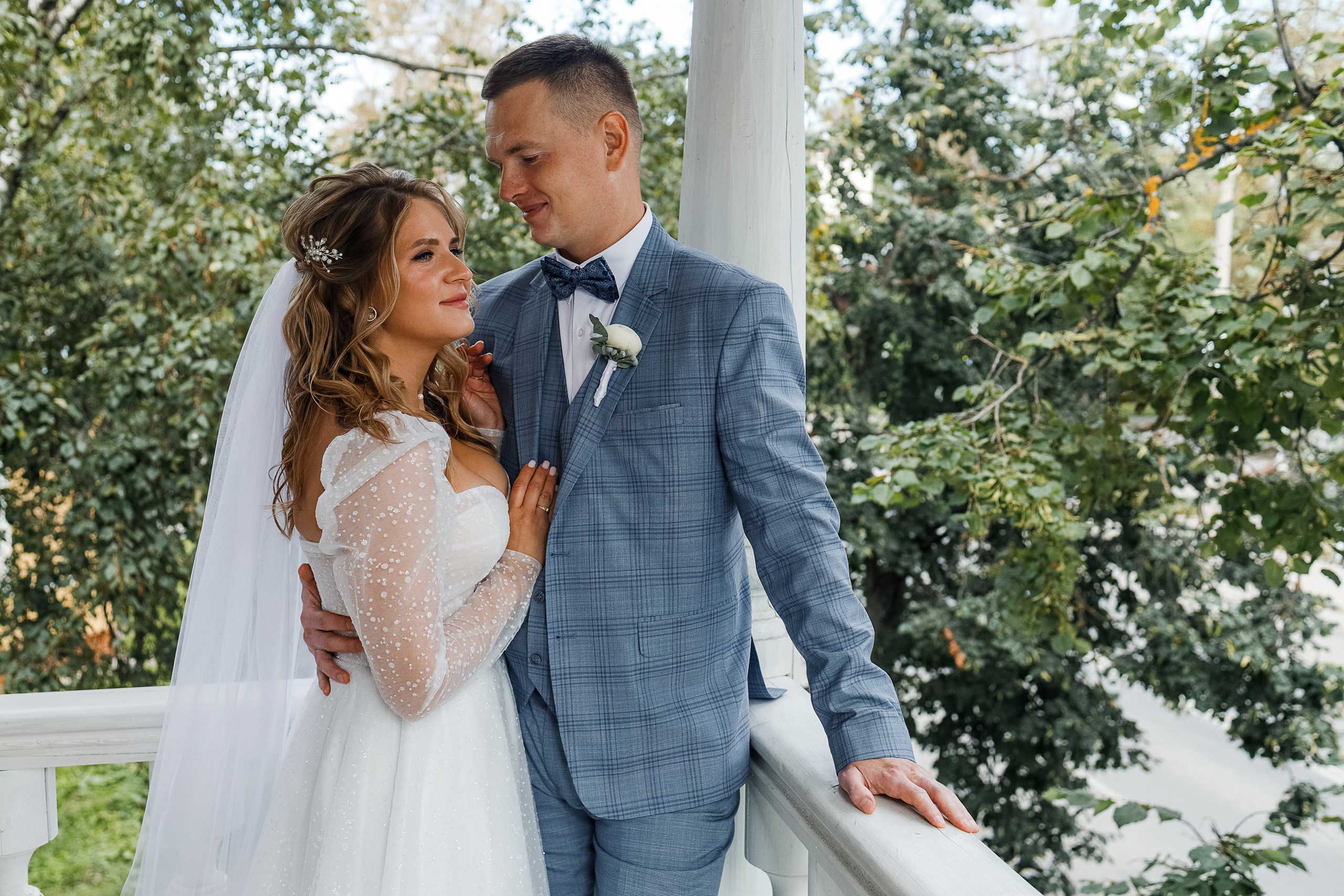 Трогательная выездная церемония в уютном дворике отеля. Олег Сверчков | Свадебный фотограф Вологда