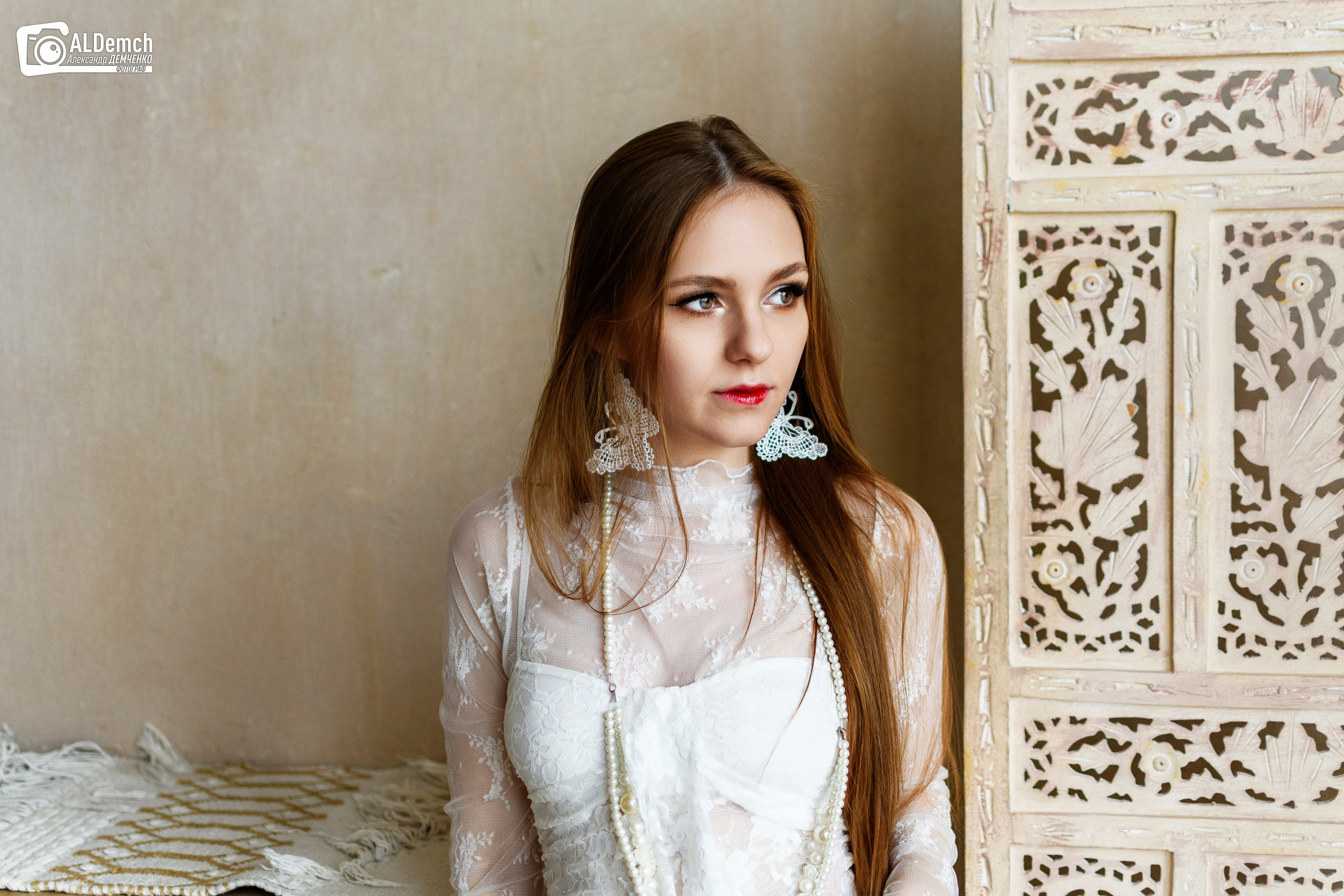 Портретная фотосессия девушки в платье в Москве в фотостудии Cross Studio в зале Луч