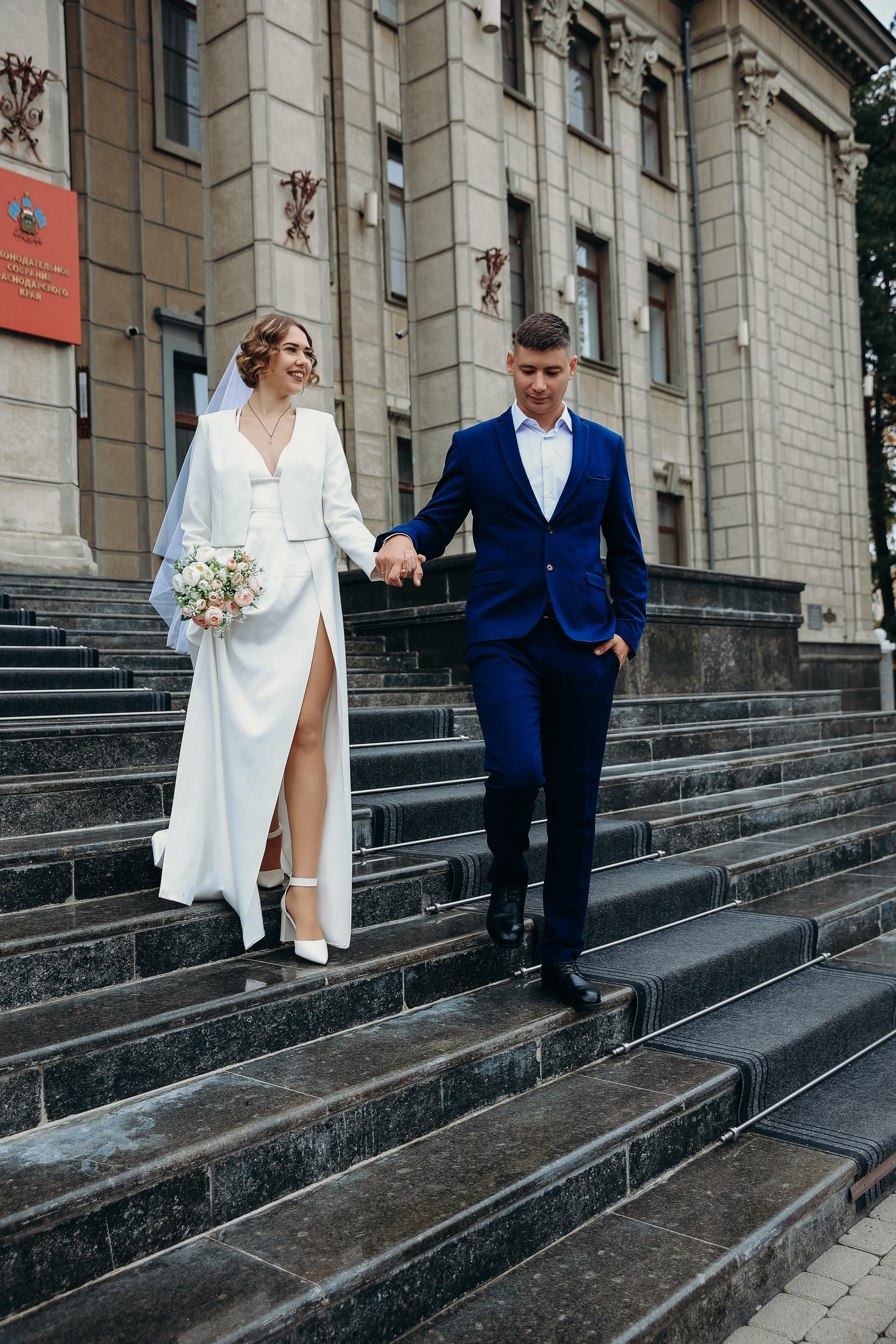 Свадебная прогулка в Екатерининском сквере 25.10.2024. Свадебный и семейный фотограф Виолетта Сидельникова. Краснодар, Россия, Беларусь, Европа