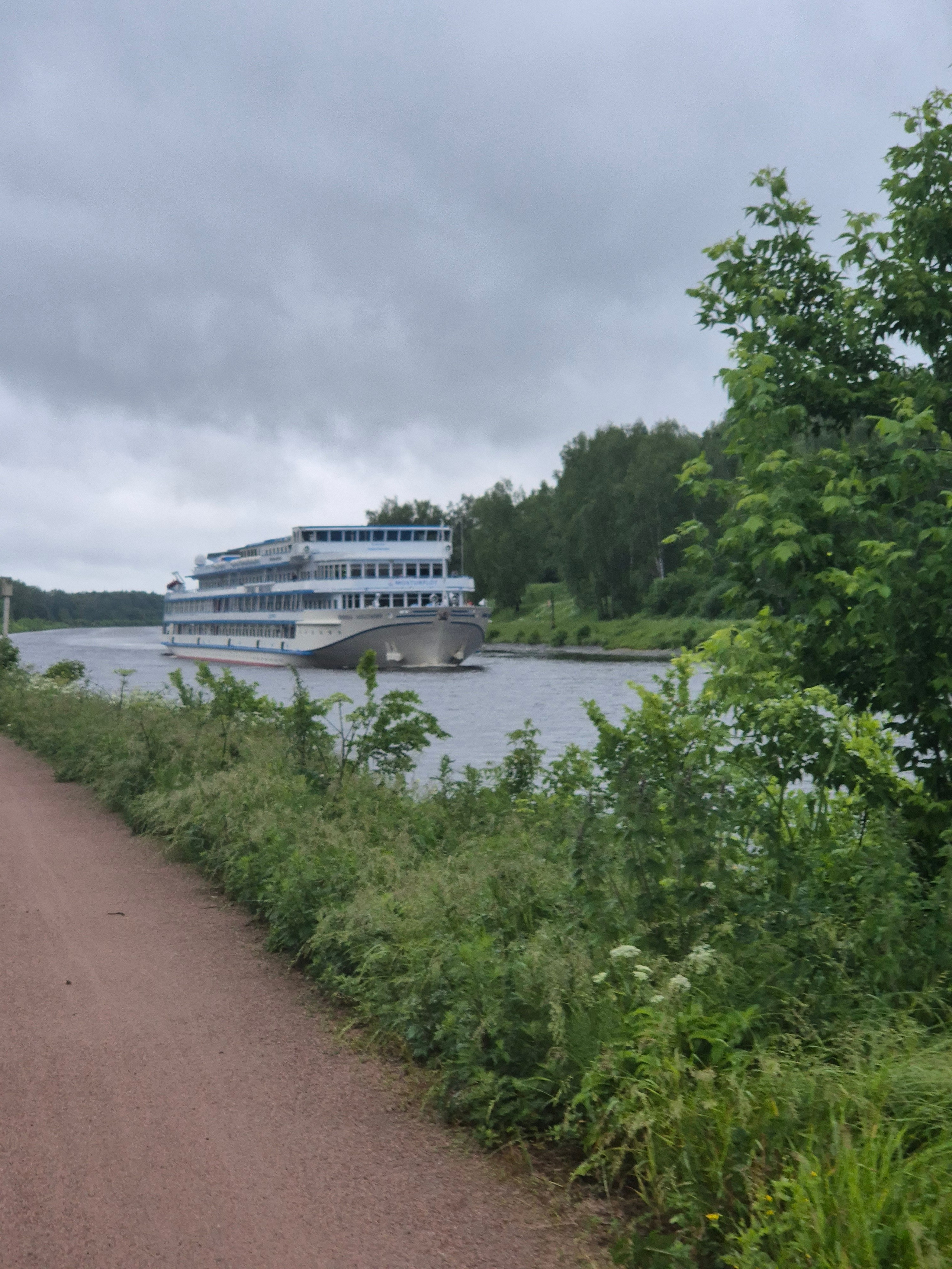 Шикарная равнинная велодорожка вдоль канала им. Москвы