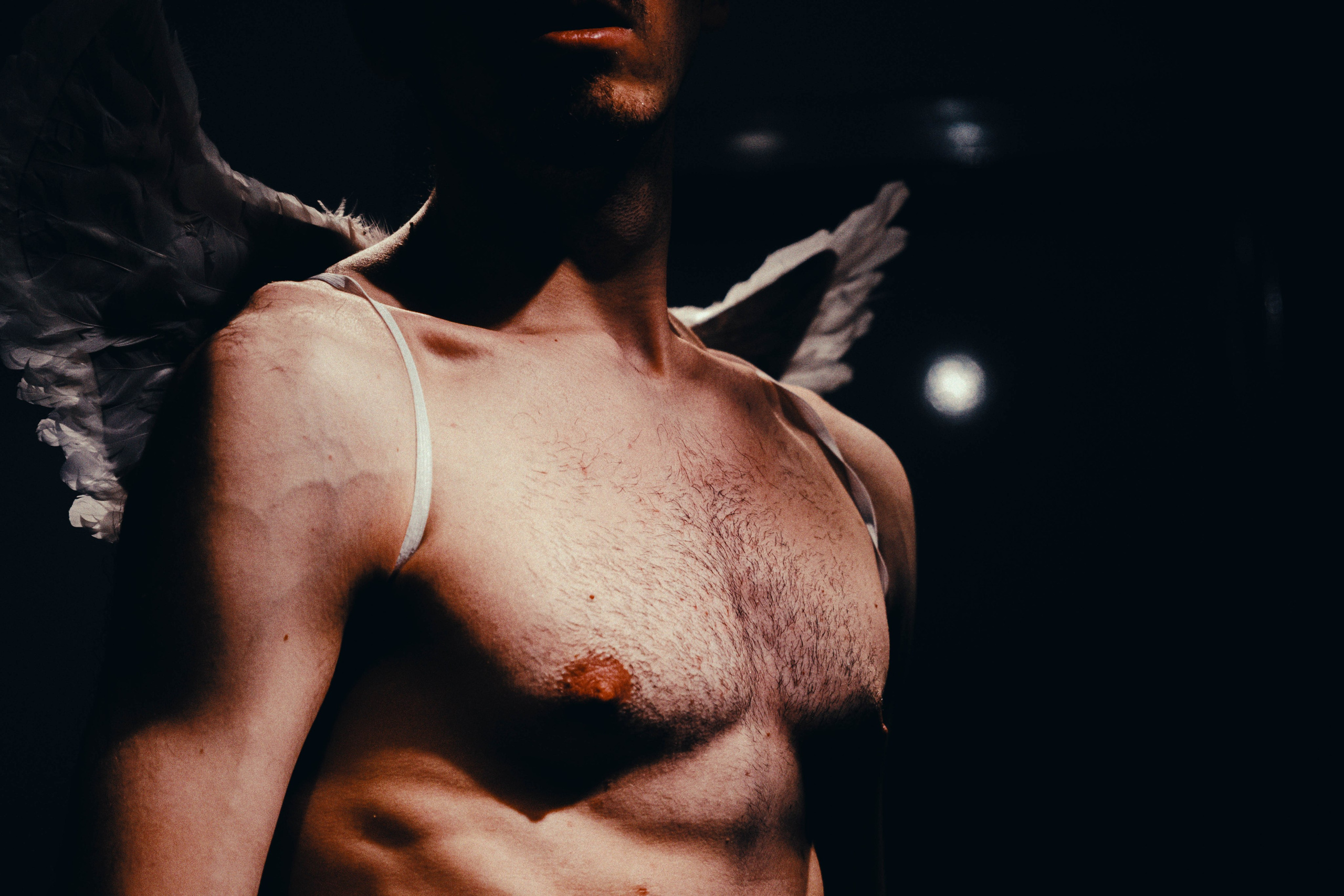 Портрет купидона на темном фоне. Портретный и репортажный фотограф в Санкт-Петербурге Смоляков Максим