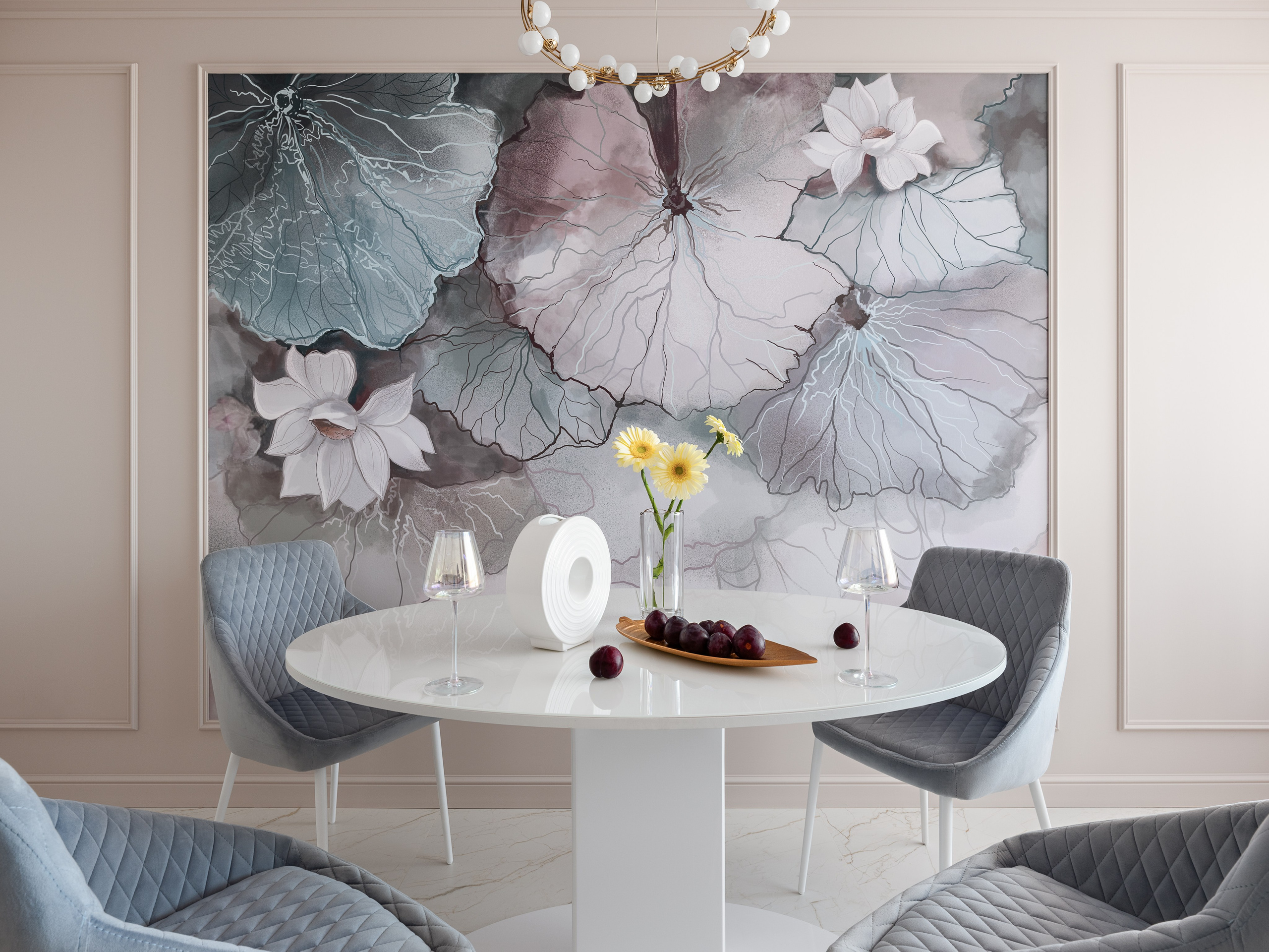 Столовая зона с круглым белым столом, мягкими серыми стульями и акцентной художественной росписью стены с крупными цветочными мотивами; утончённый интерьер оформлен дизайнером Натальей Бунеевой, стилист Наталья Якушева, фотограф Сергей Денисенко.