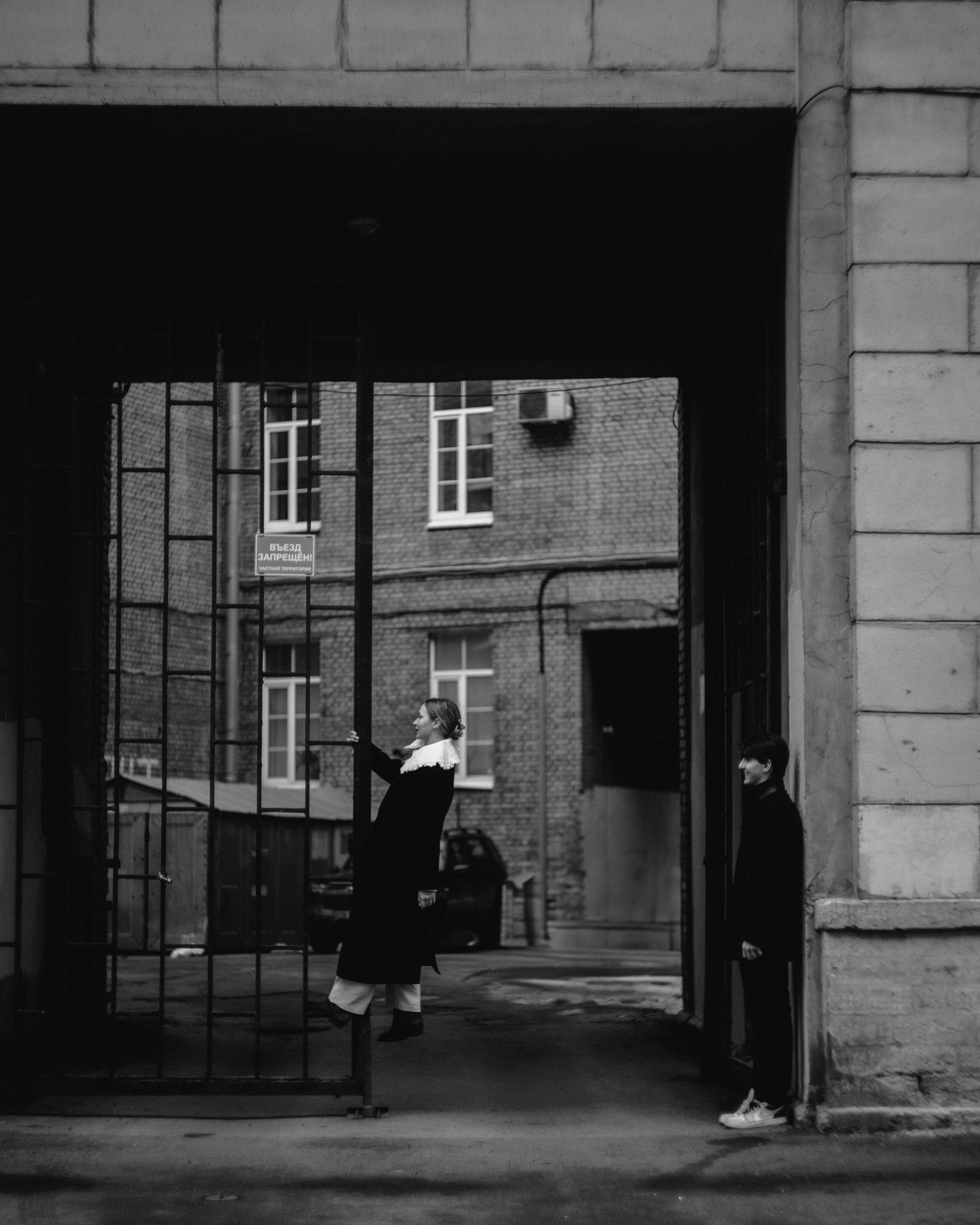 Черно-белая фотосессия пары в Питерском дворе, художественная love story съемка в авторском стиле с атмосферой европейского кино