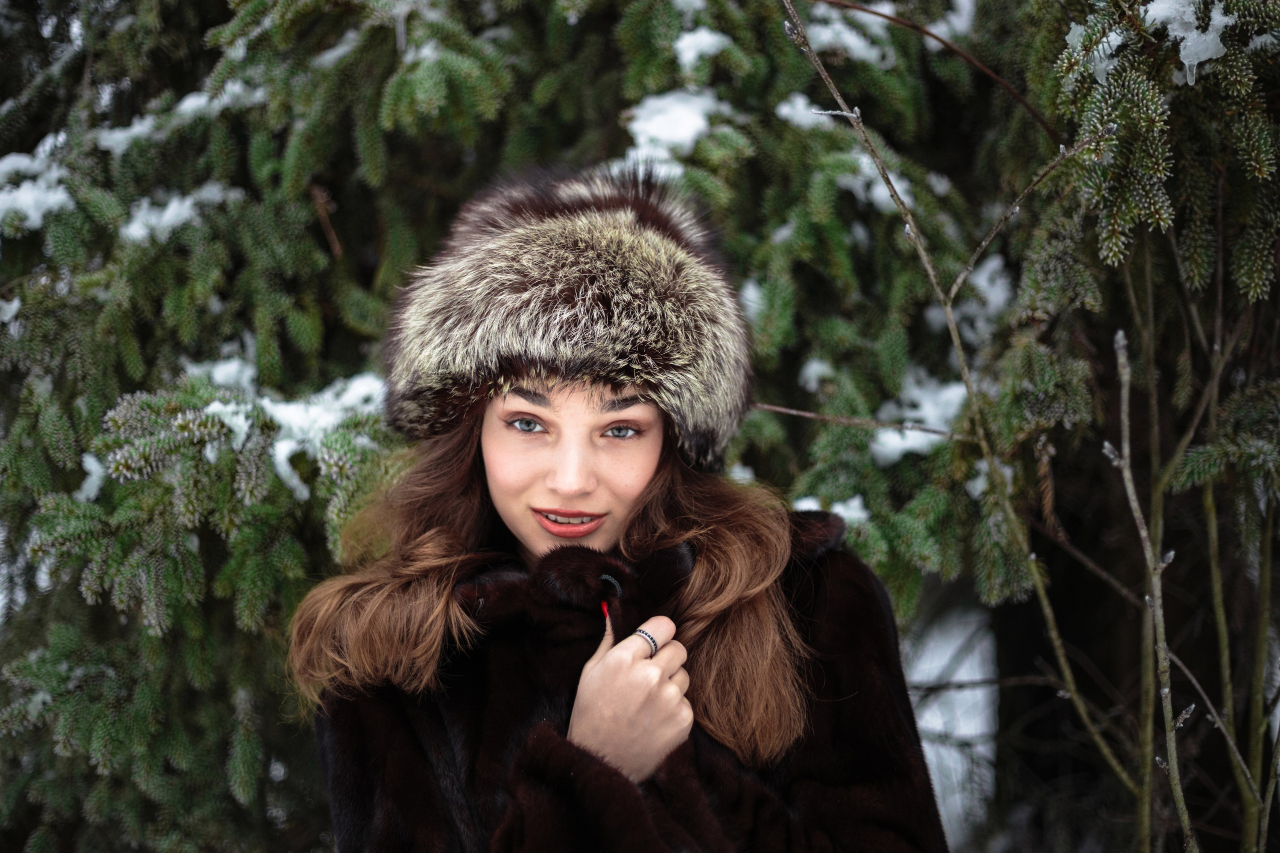 Зимняя фотосессия девушки в лесу. Главная