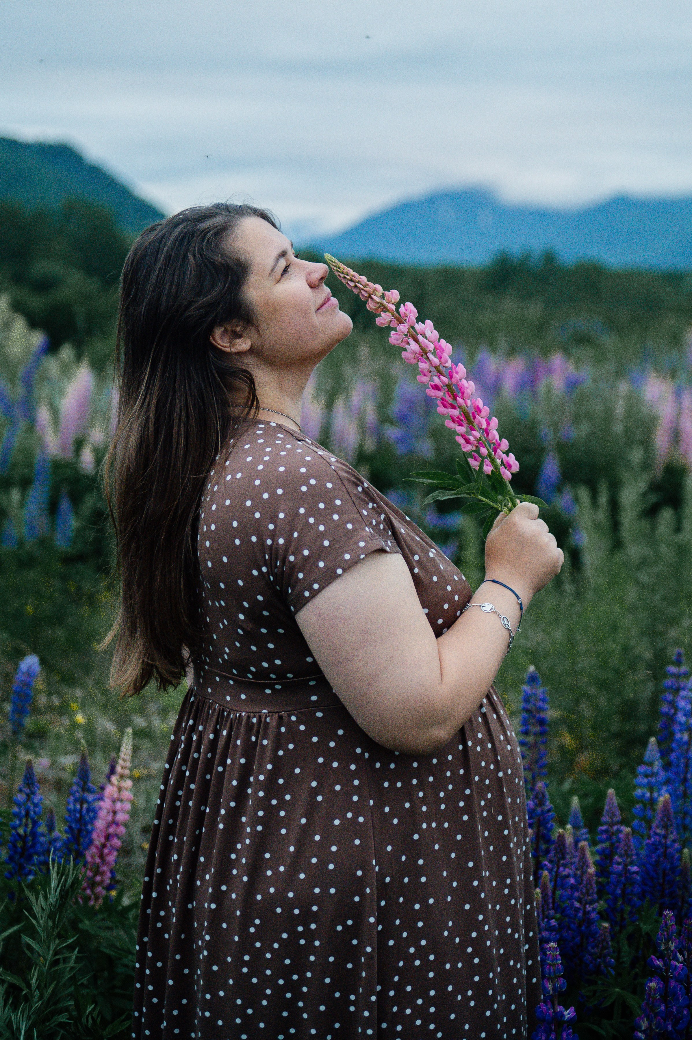 Прогулка в люпиновых полях. Свадебный и семейный фотограф Камчатка. Фотограф Камчатка
