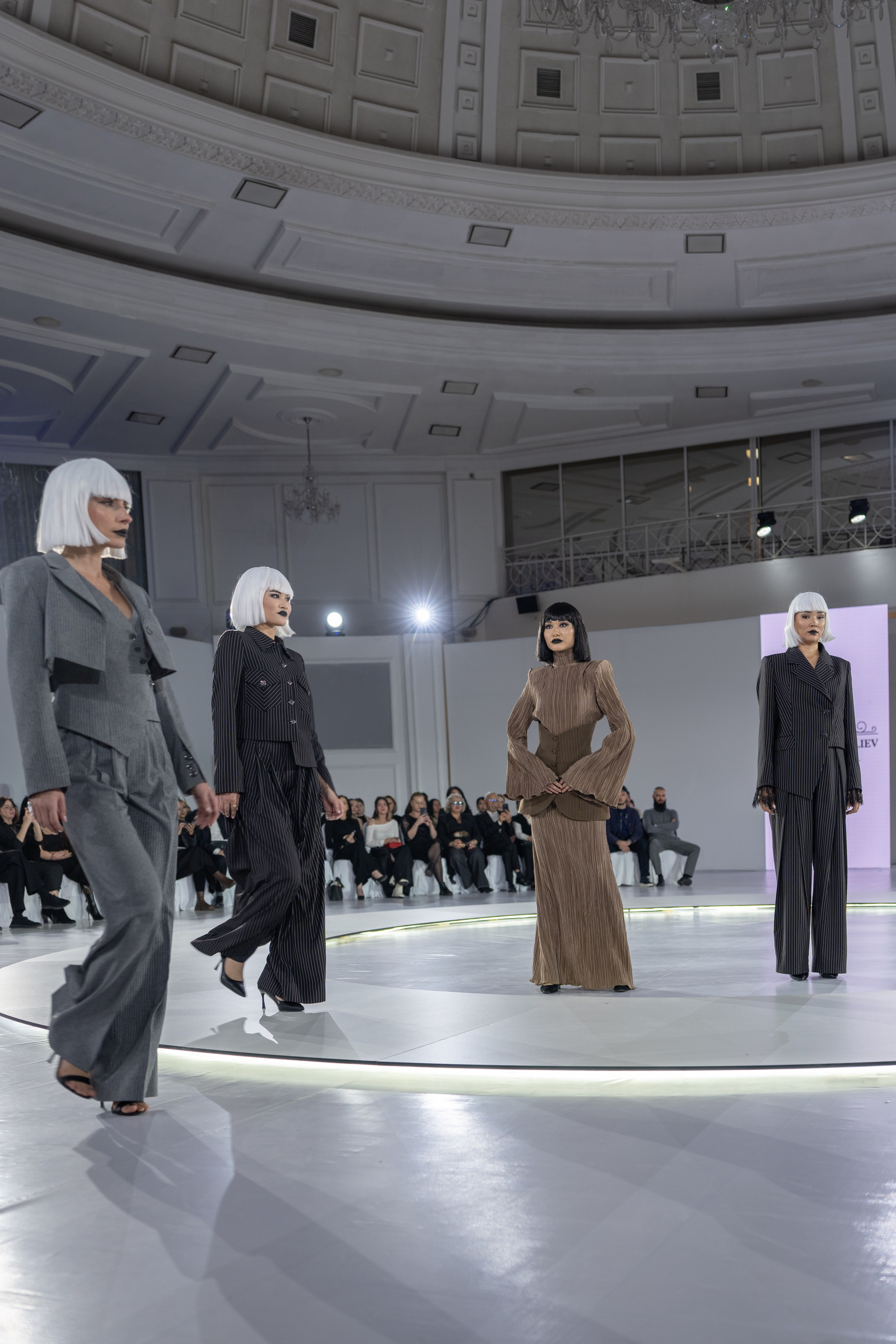 Дизайнер Umed Kuchkaliev. Сайт Алматинского НЮ АРТ, будуар и фэшн фотографа Дениса Карпенко