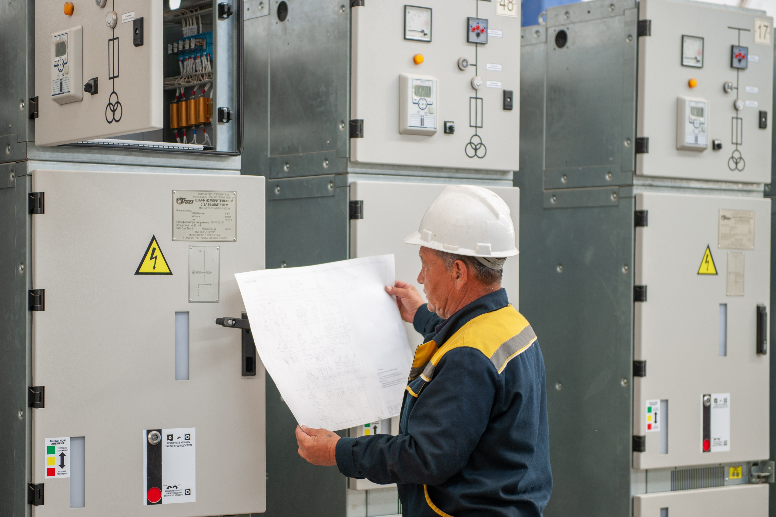 Каталожная фотосъёмка проверки электрощитового оборудования — студийная фотография для технической документации.