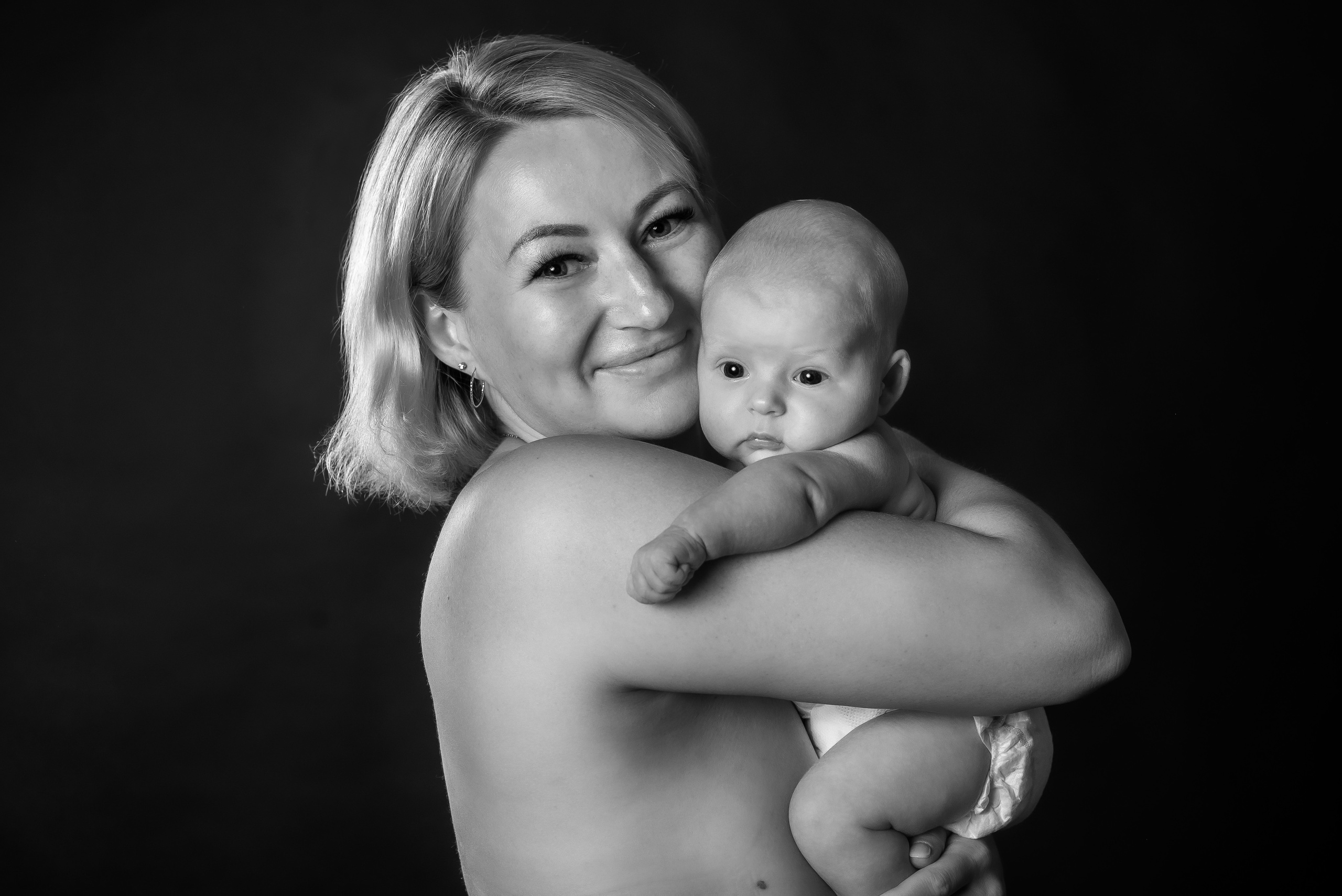 черно-белое фото мама обнимает малыша