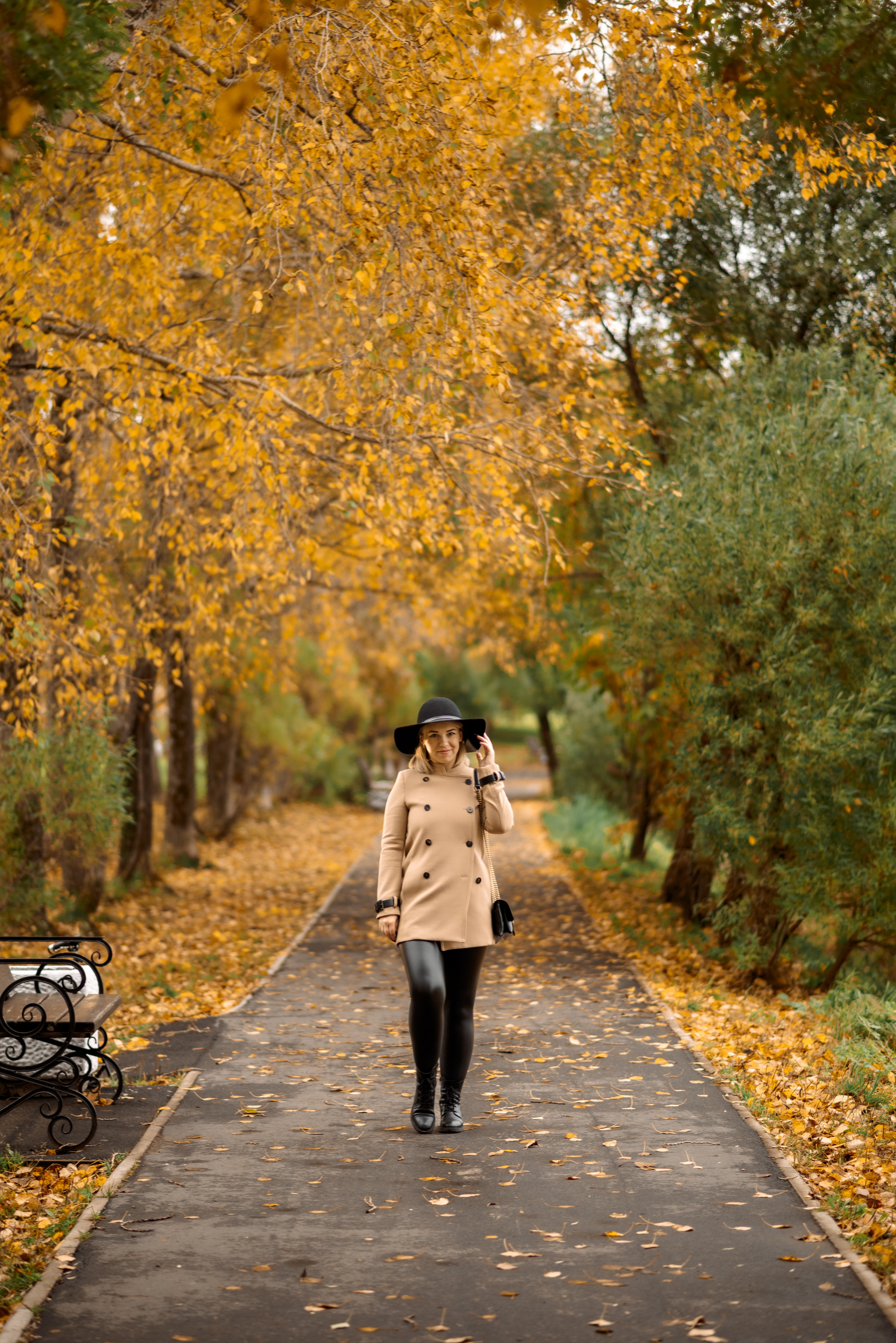 девушка в шляпе на дорожке в осеннем парке