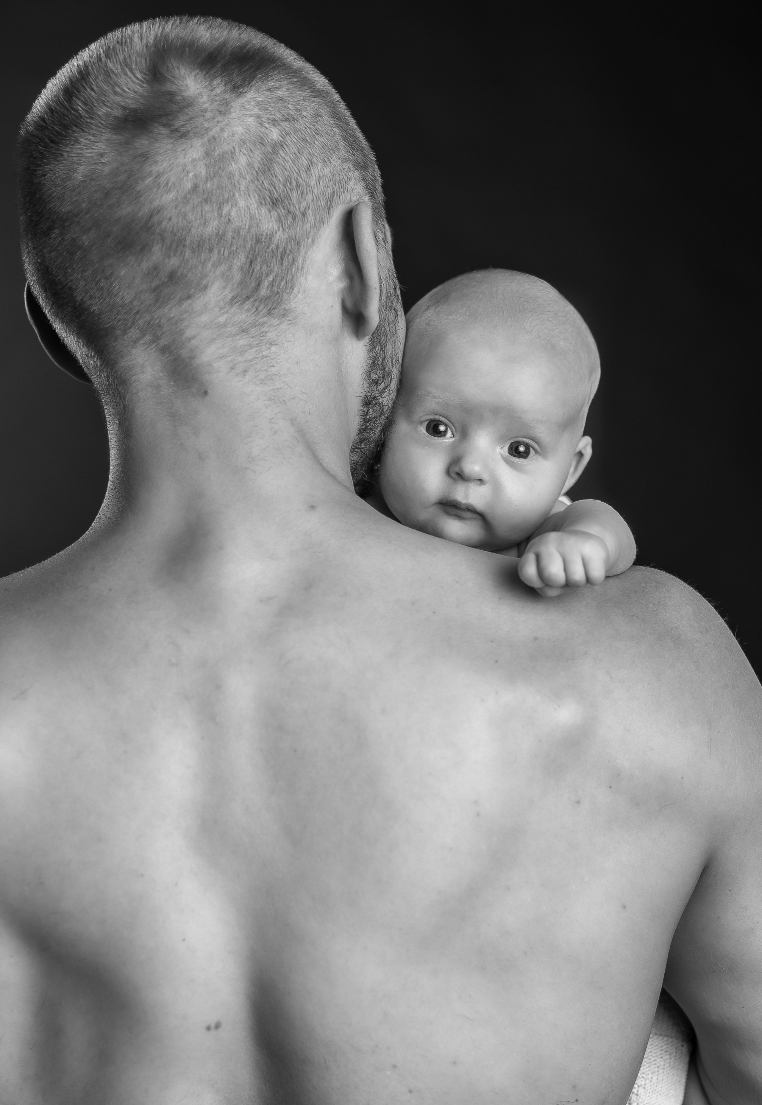 черно-белое фото малыш выглядывает из-за папиной спины