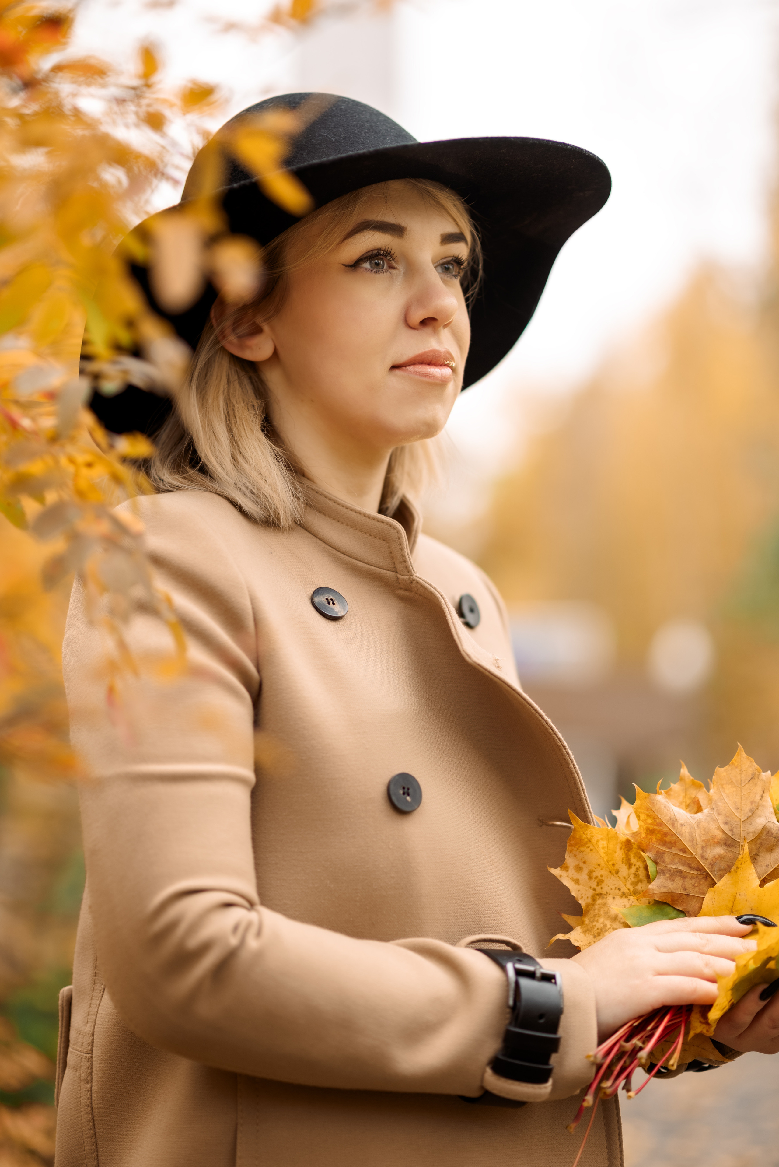 портрет девушки в шляпе в желтых листьях