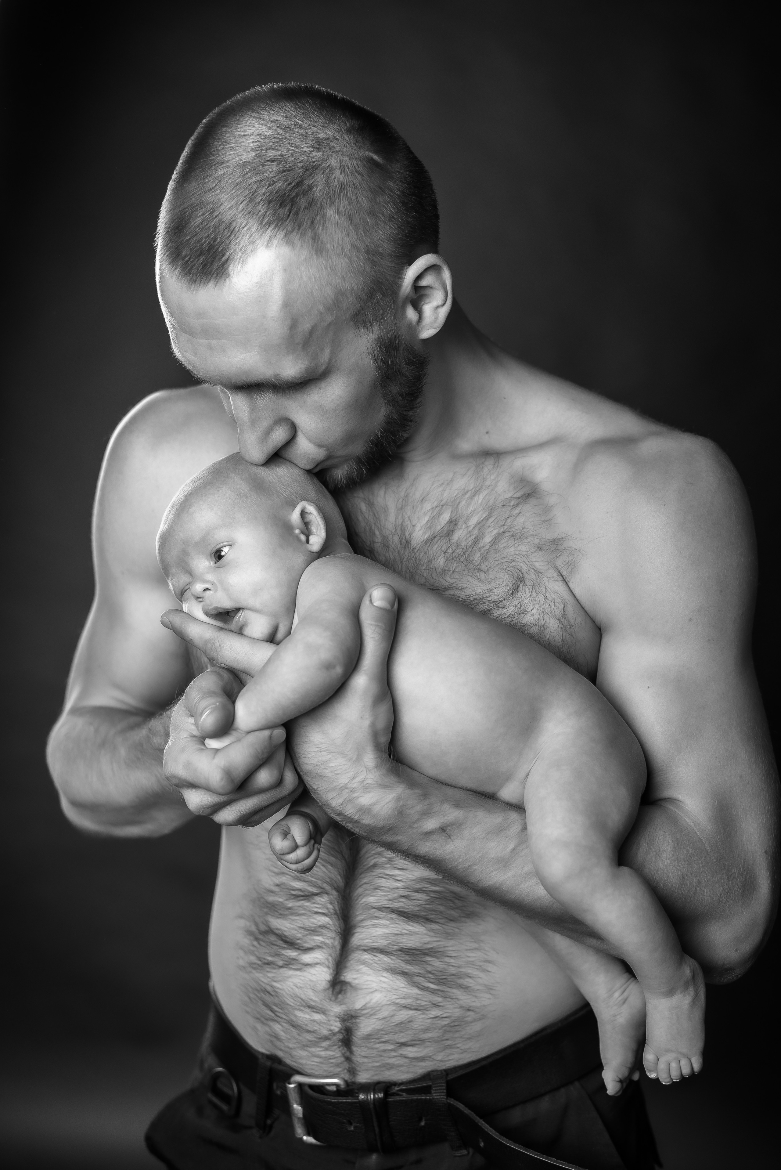 черно-бнлое фото папа целует в затылок малыша