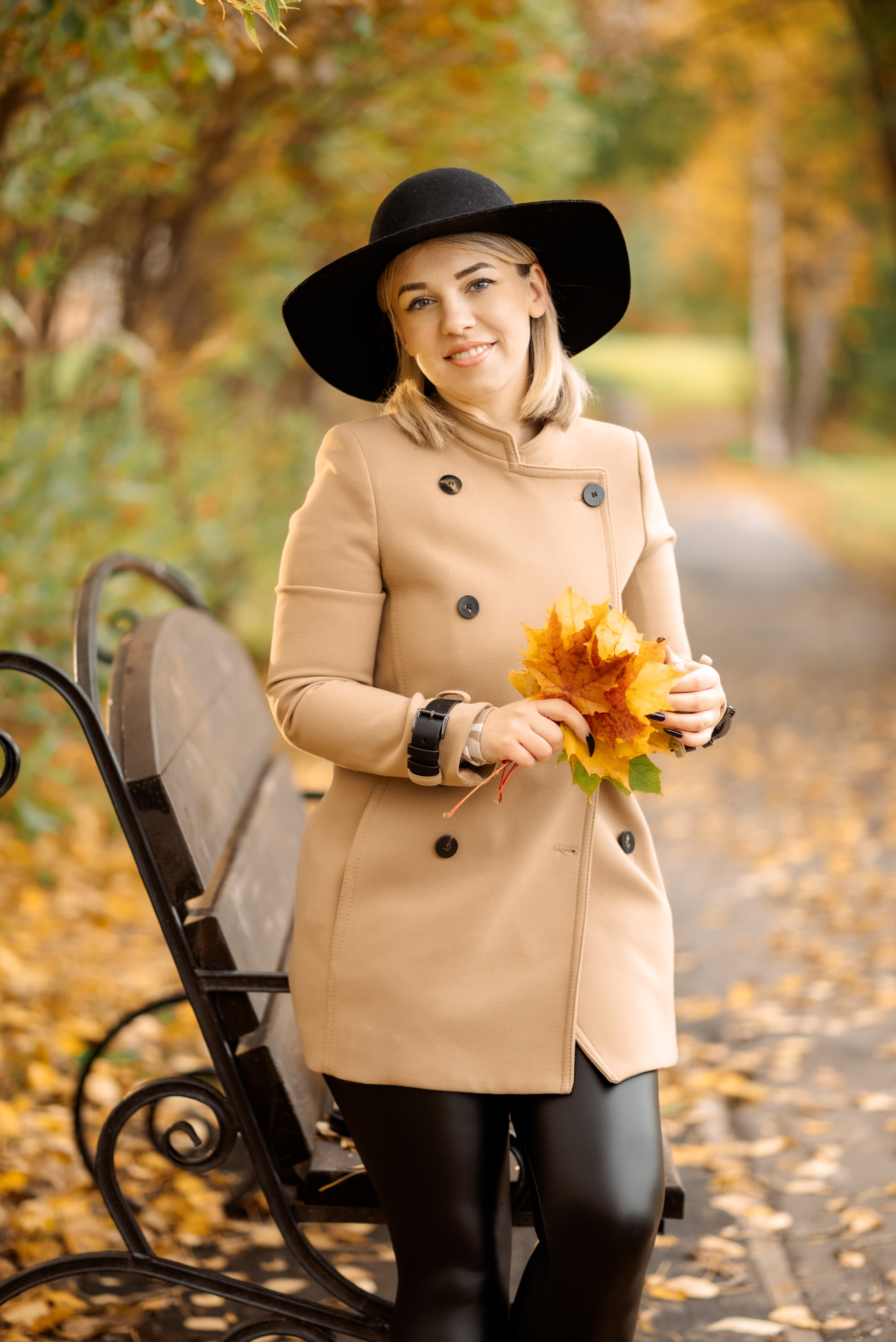 девушка на скамейке в осеннем парке