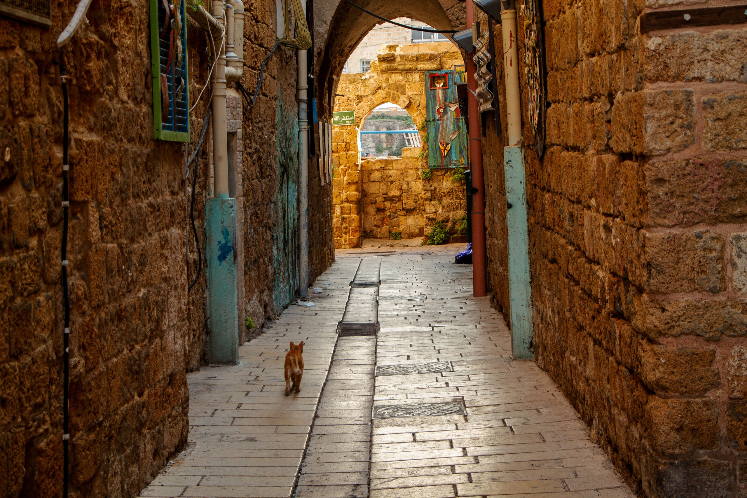 старая израильская улочка, улочка из камня и дома тоже каменные