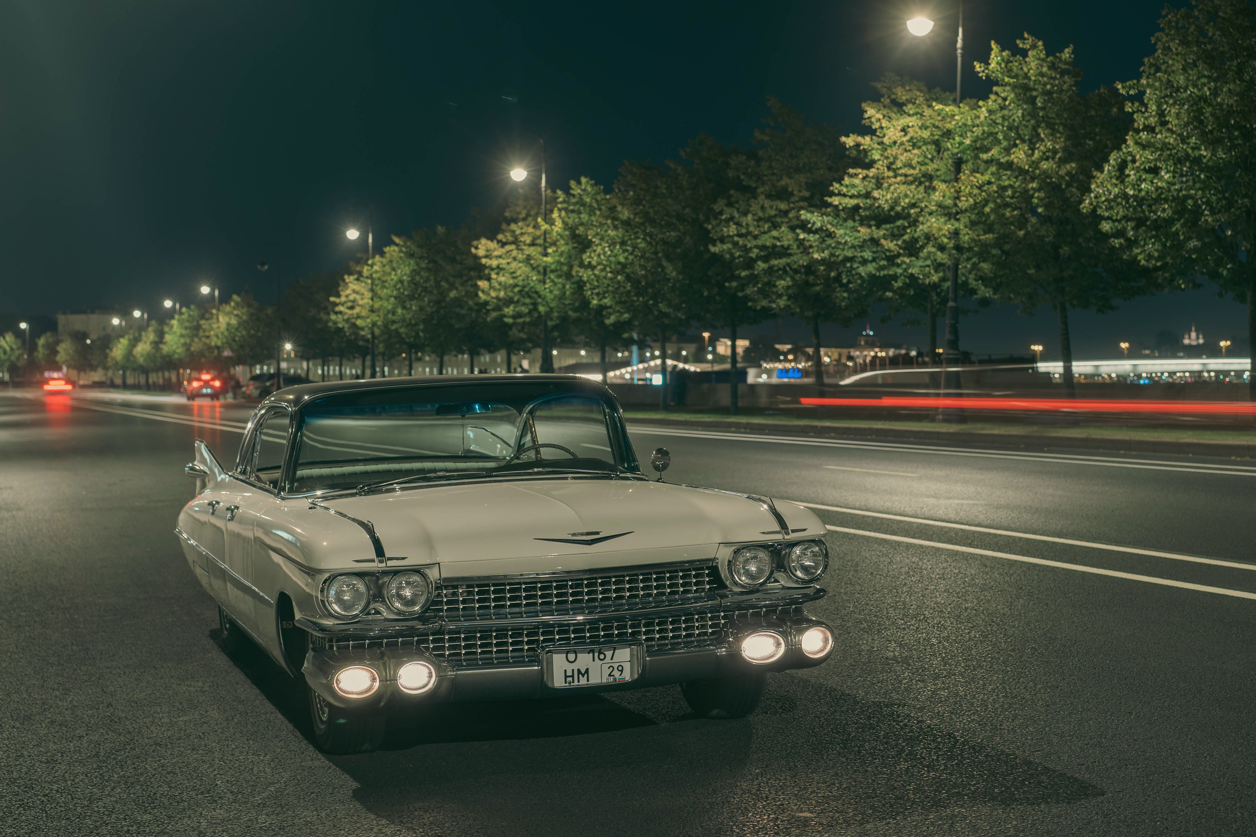 Здесь можно поймать контраст между советской архитектурой, классическими зданиями и ярким неоном баров и ресторанов.