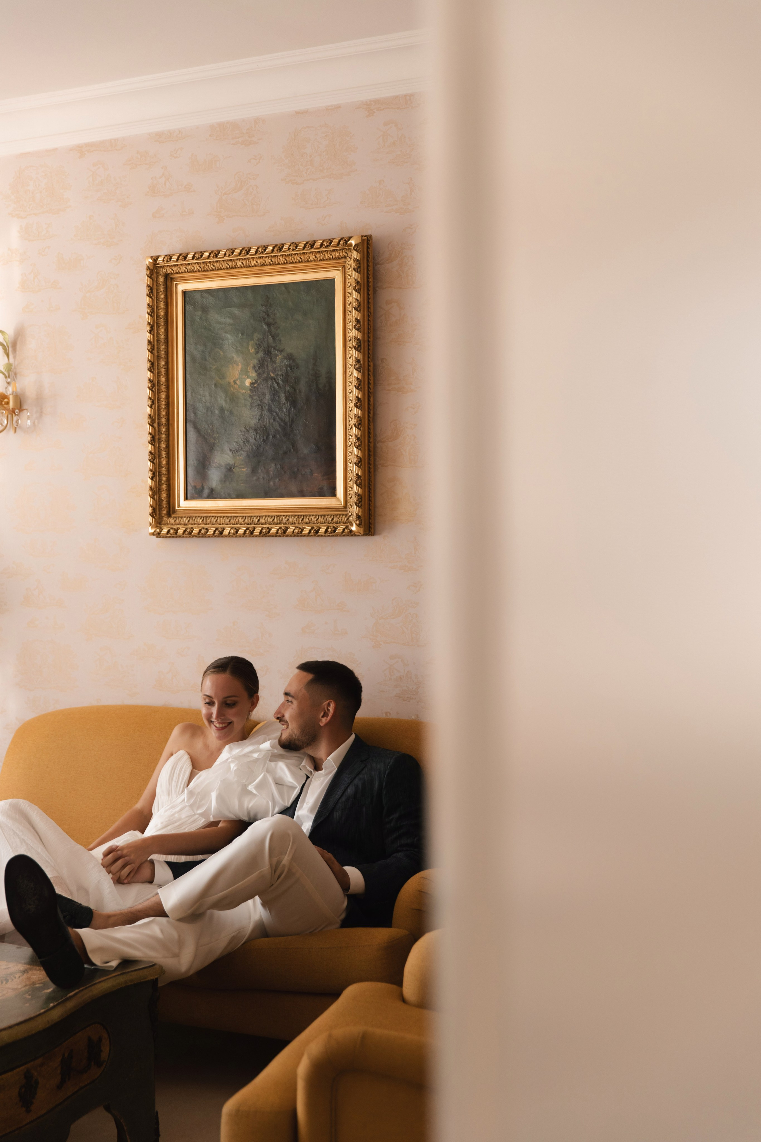 В ЛУЧАХ ЗАКАТА НА БЕРЕГУ МОРСКОМ