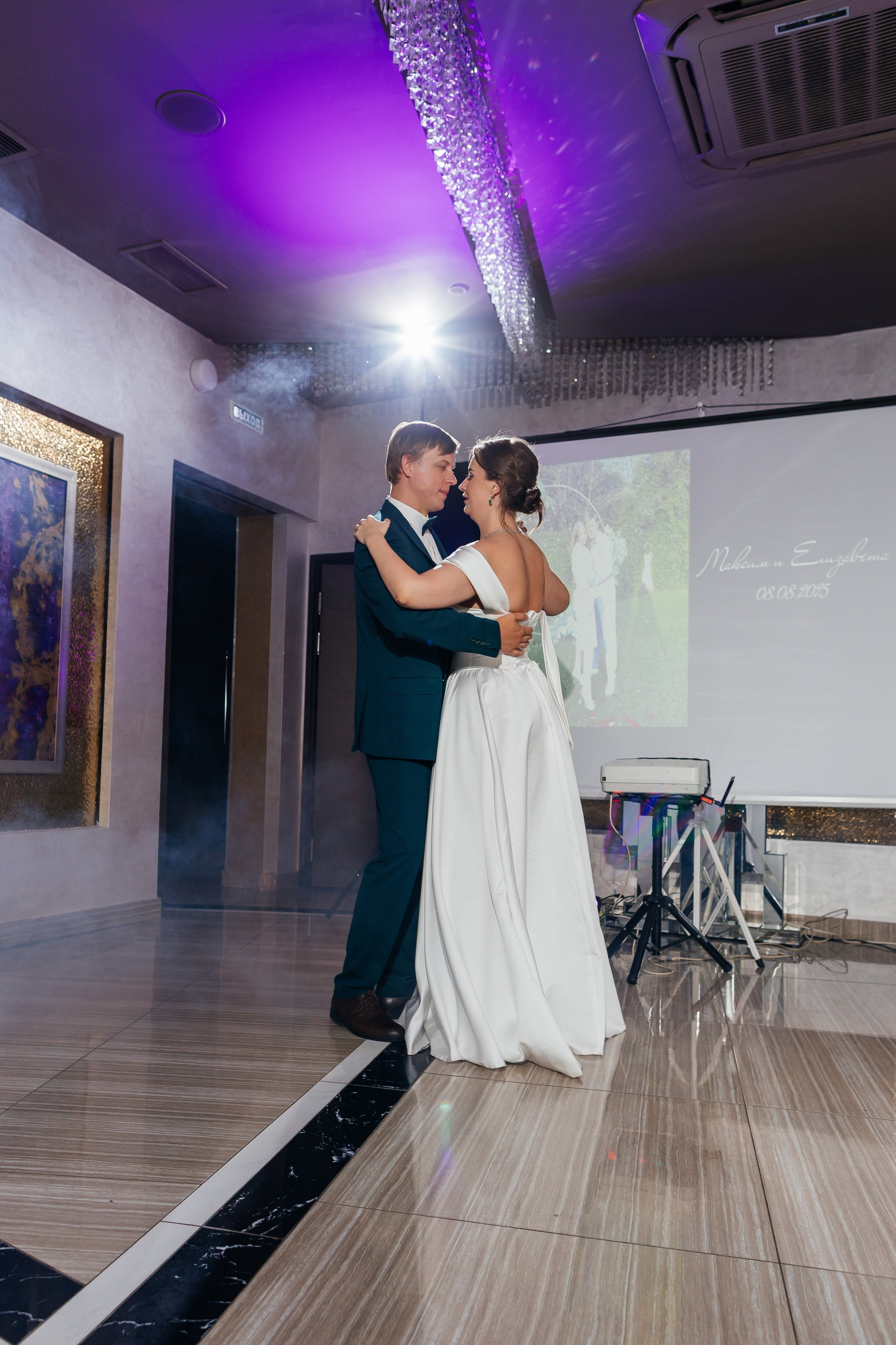 Свадебная прогулка на корабле. Олег Сверчков | Свадебный фотограф Вологда