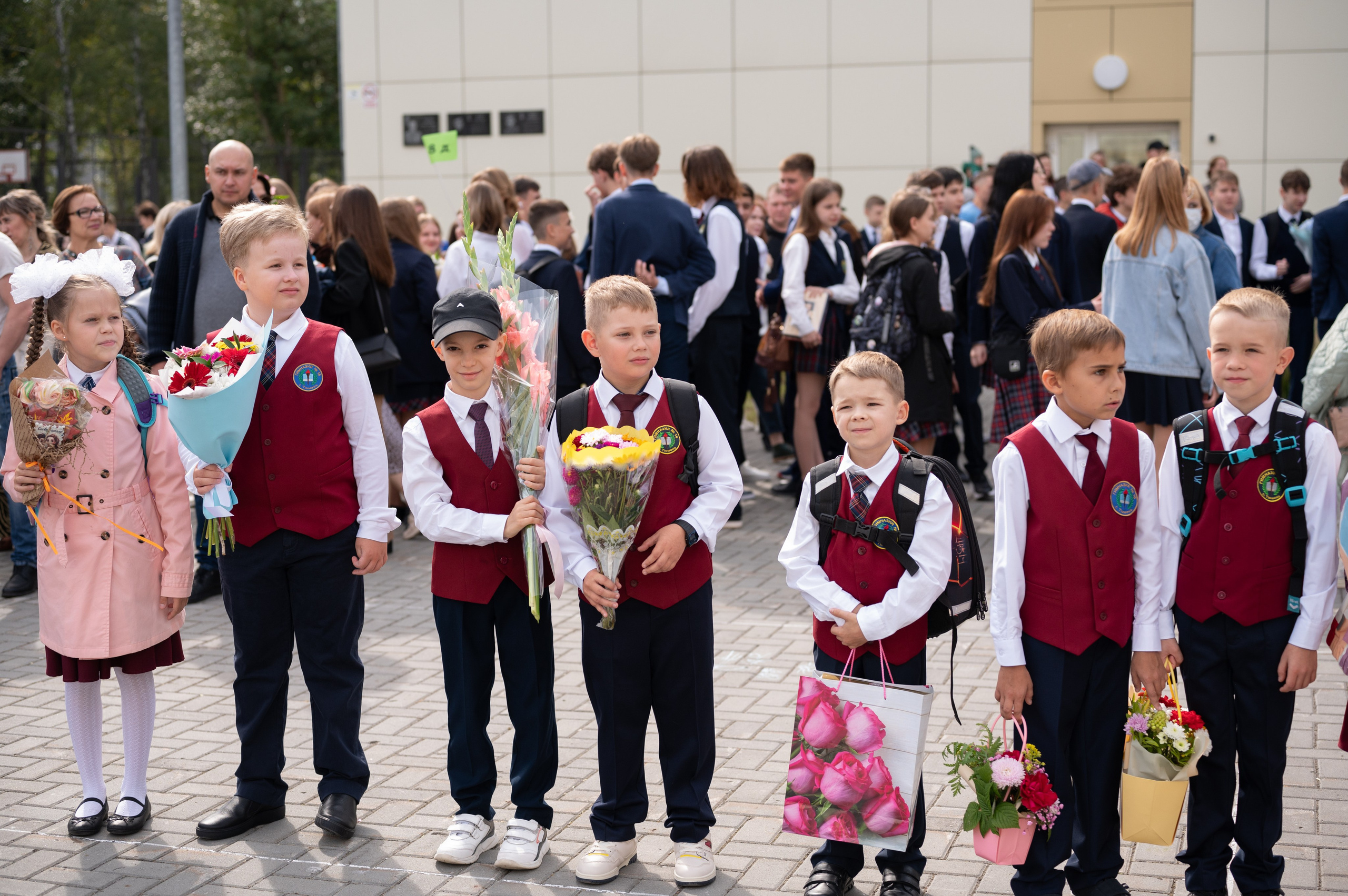 1 сентября 16 гимназия 2 класс (линейка + в классе+ на улице). Фотограф новорожденных, семейный детский в Тюмени Татьяна Морозова