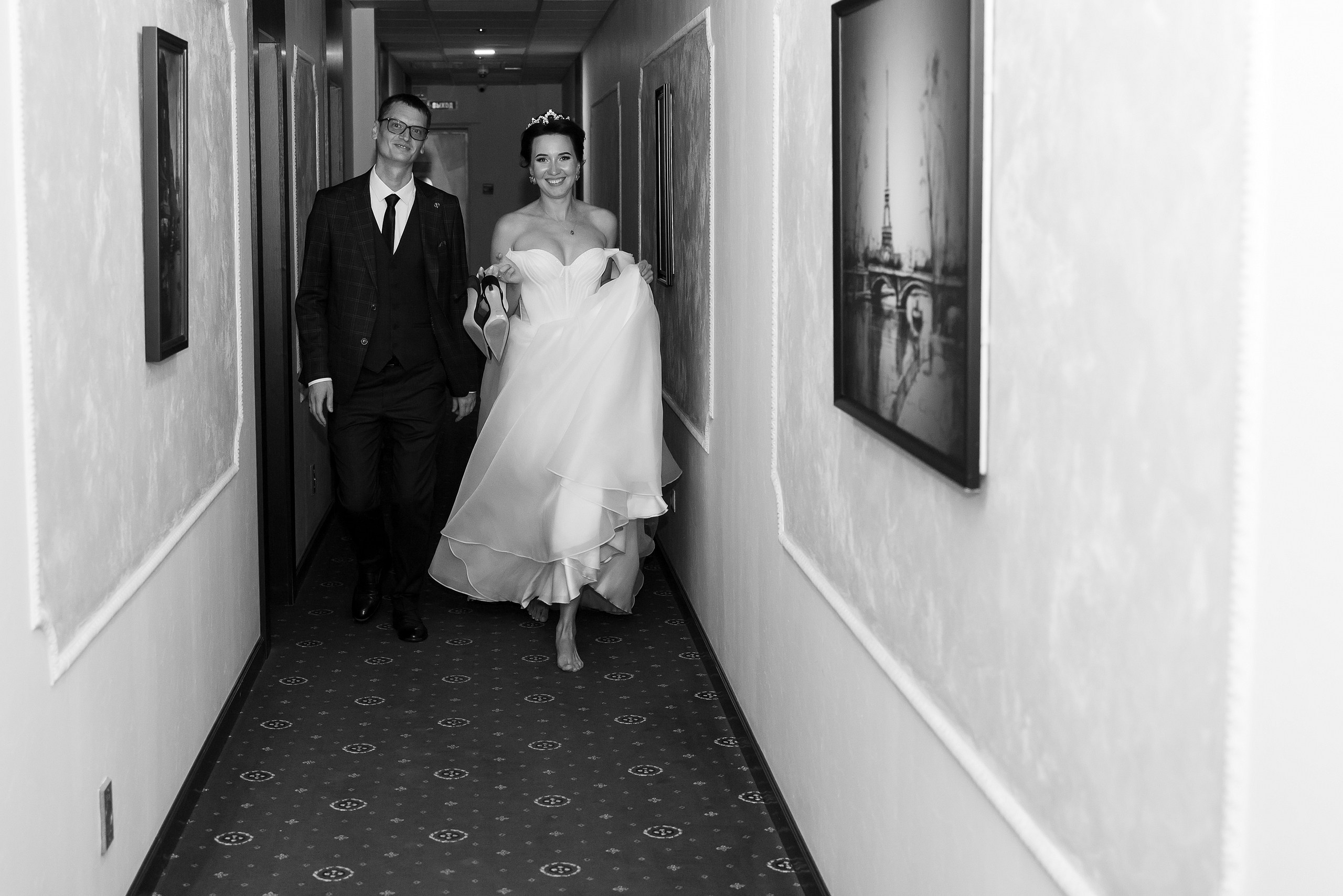 Молодожены бегут по коридору гостиницы, фотография со вспышкой.