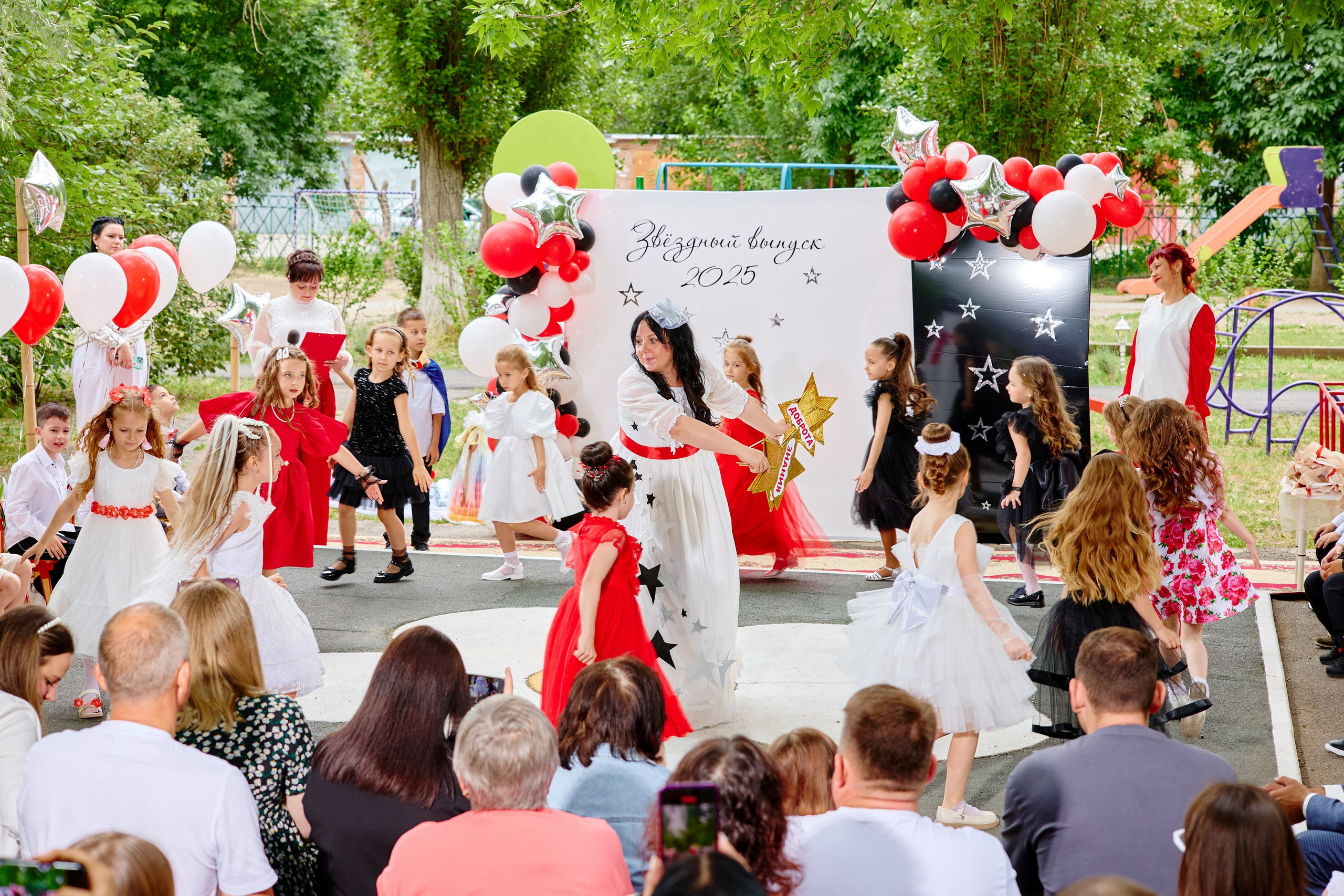 Выпускной 45 сад. Фотограф Выпускные альбомы Таганрог Сергей Коробченко
