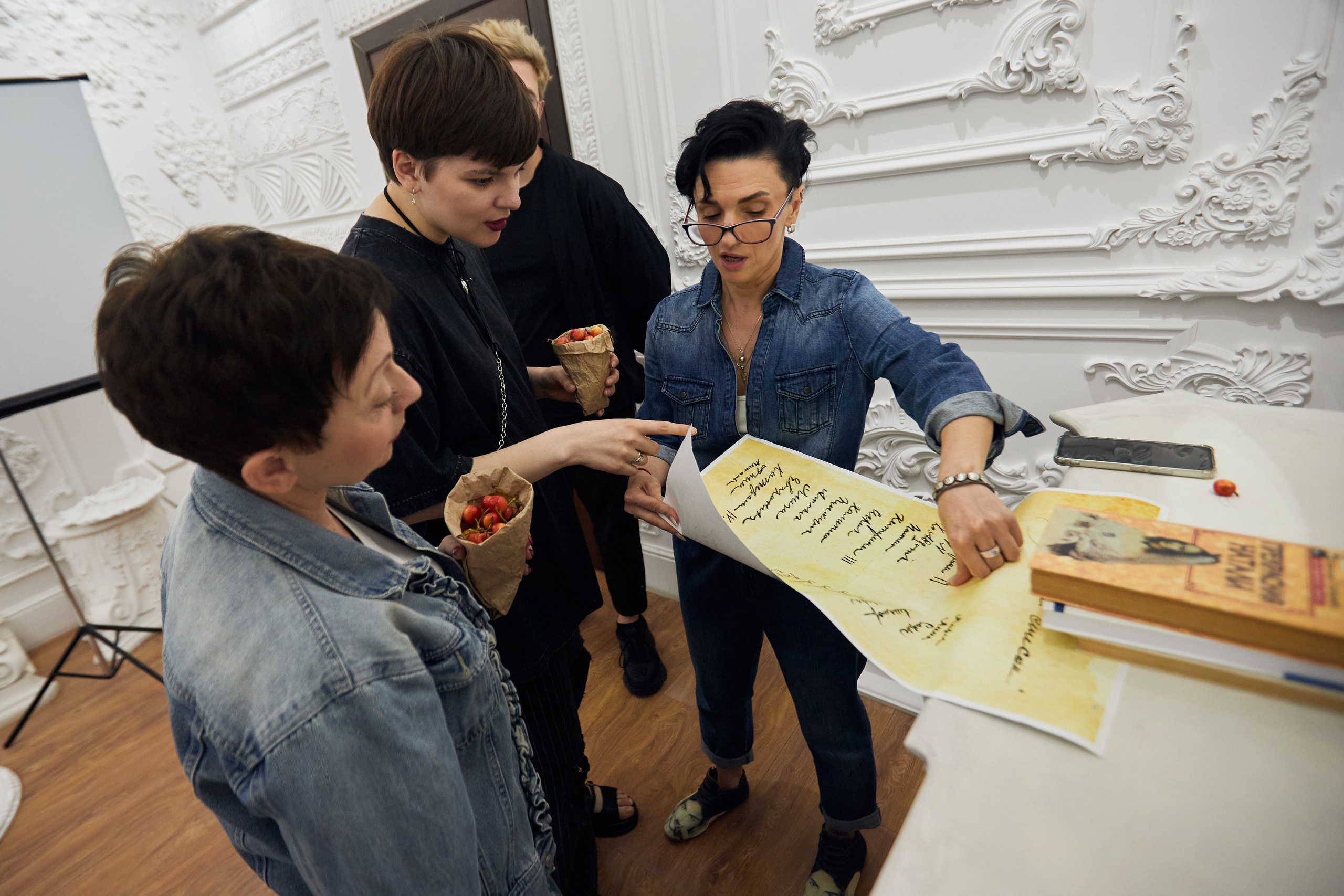 Лекция в салоне «Аврора». Фотограф Юлия Маринина