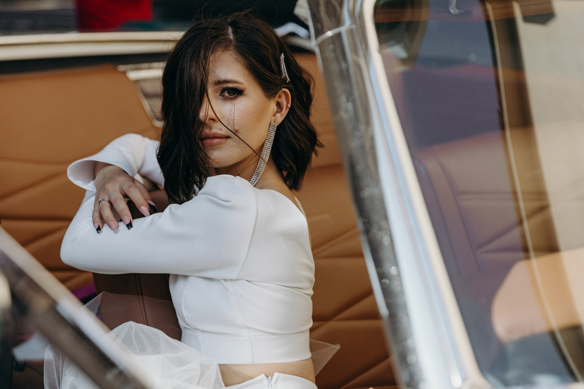 Портрет невесты в машине