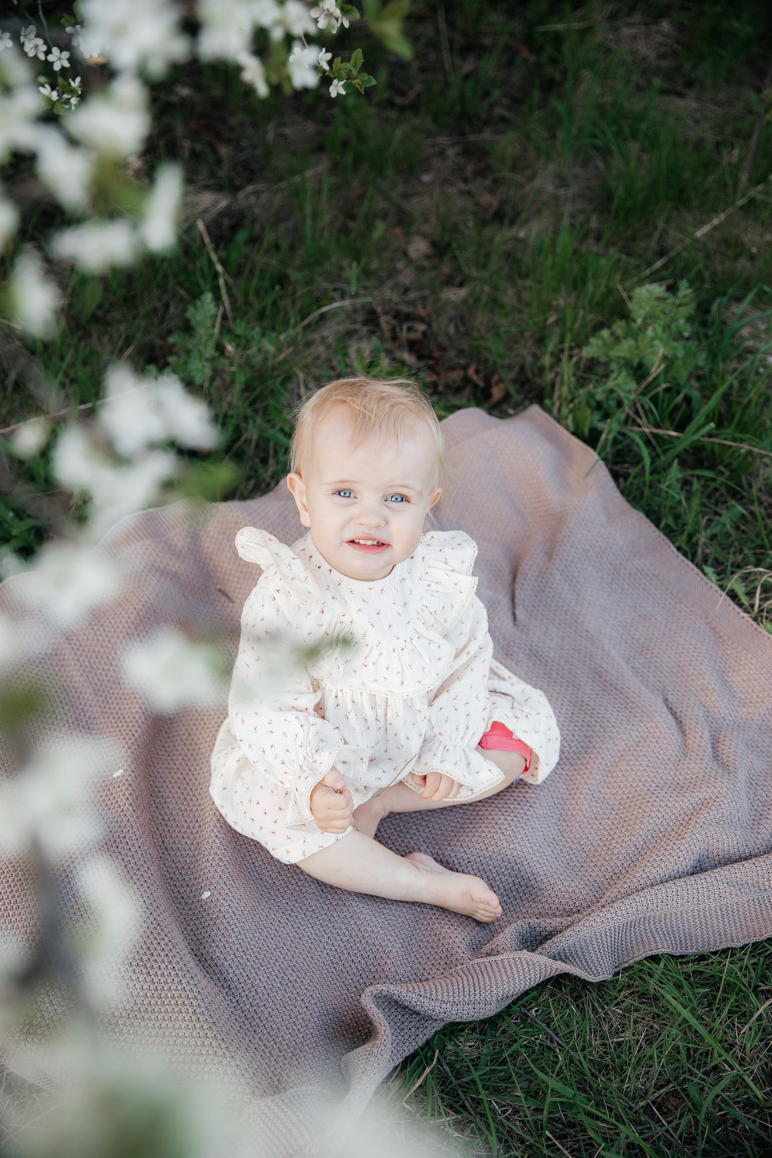 Катя и Маша в вишне. Семейный фотограф документалист в Пензе Лопатинская Татья