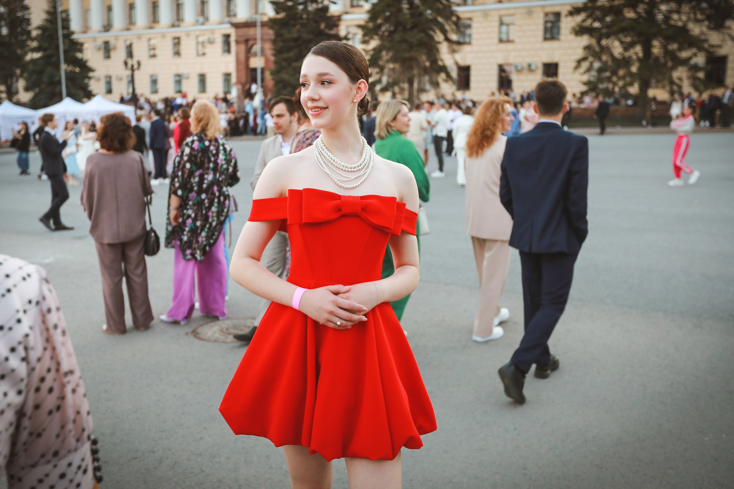 Тематическая ретро фотосессия в Липецке на выпускной. Красивая девушка в красном платье.