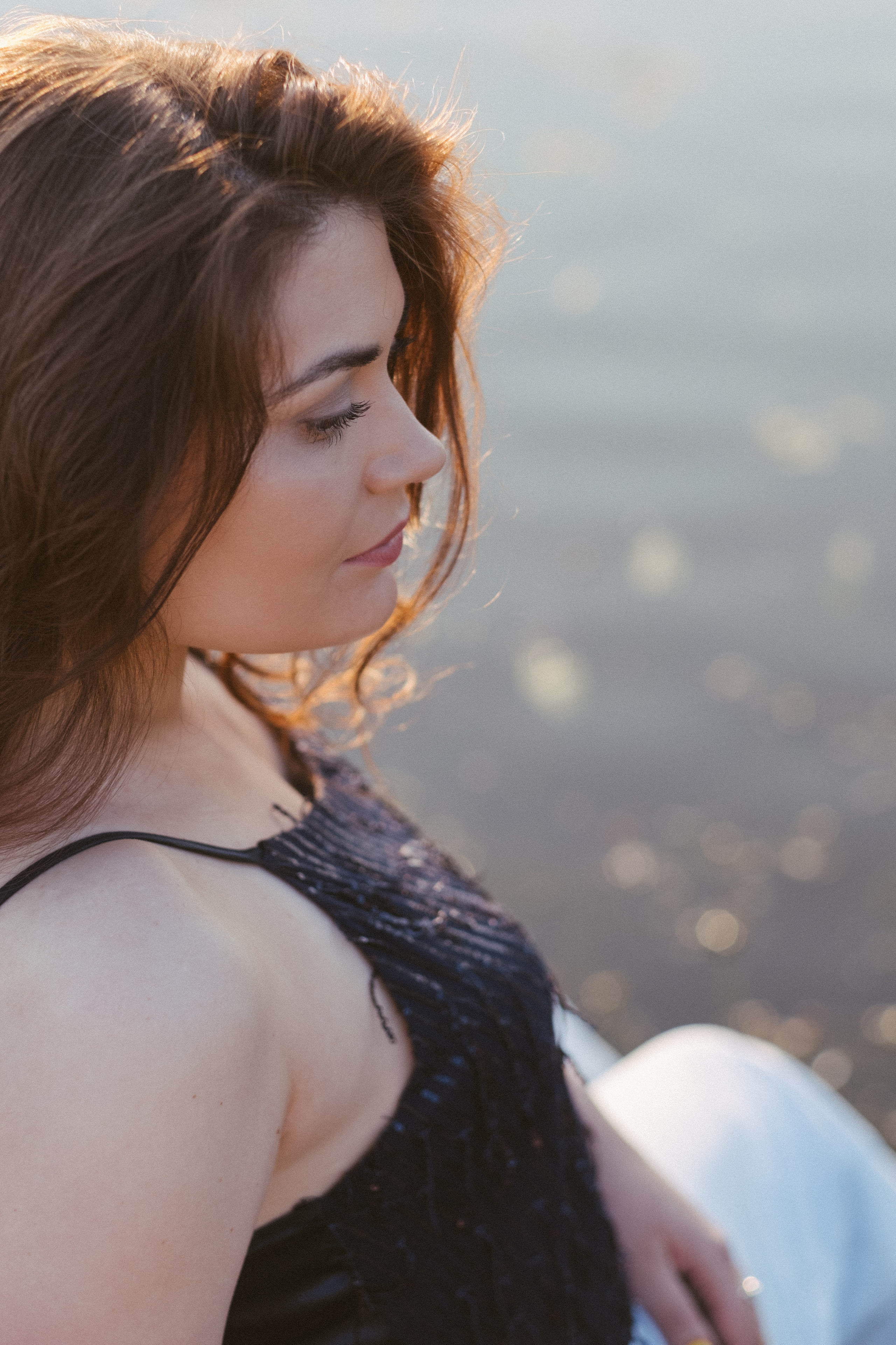 Портрет девушки на фоне воды