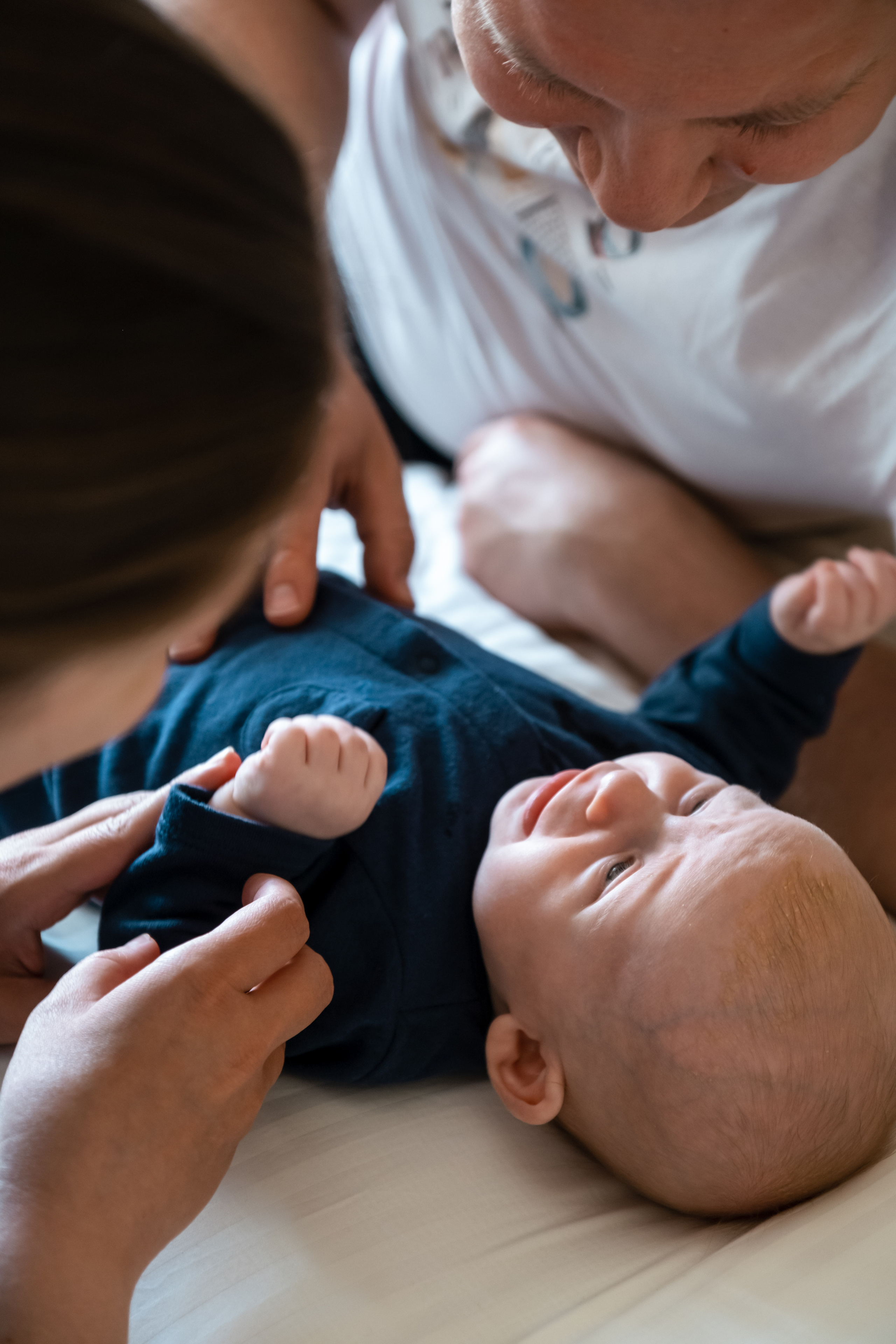 Мама и папа смотрят на малыша