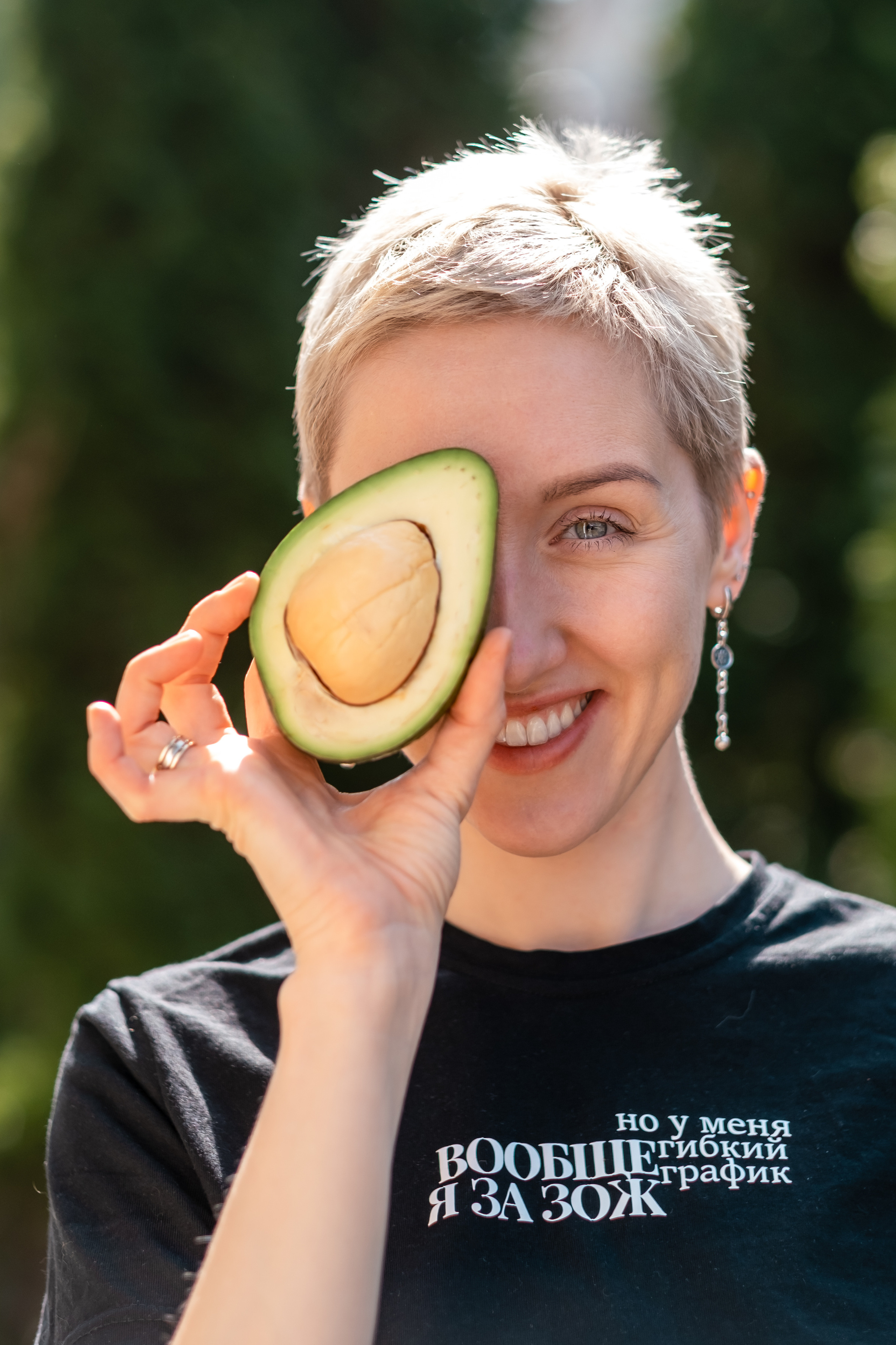 Портрет девушки с авокадо в руке