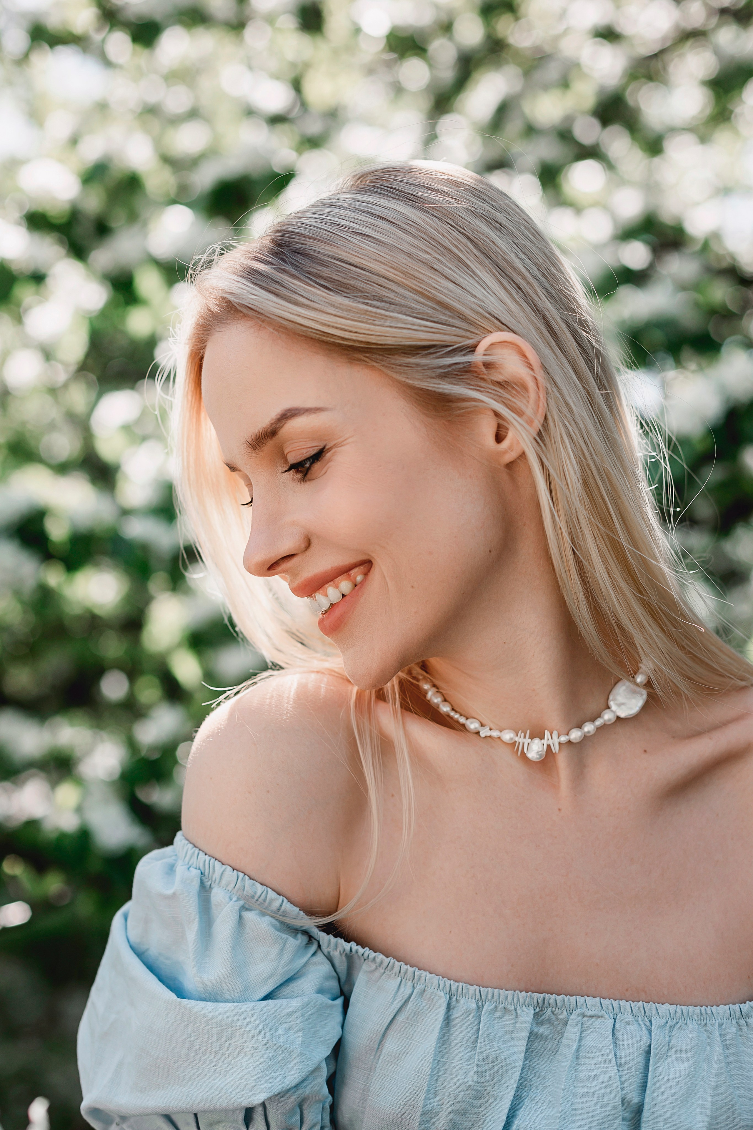 весенняя фотосессия девушка в яблоне