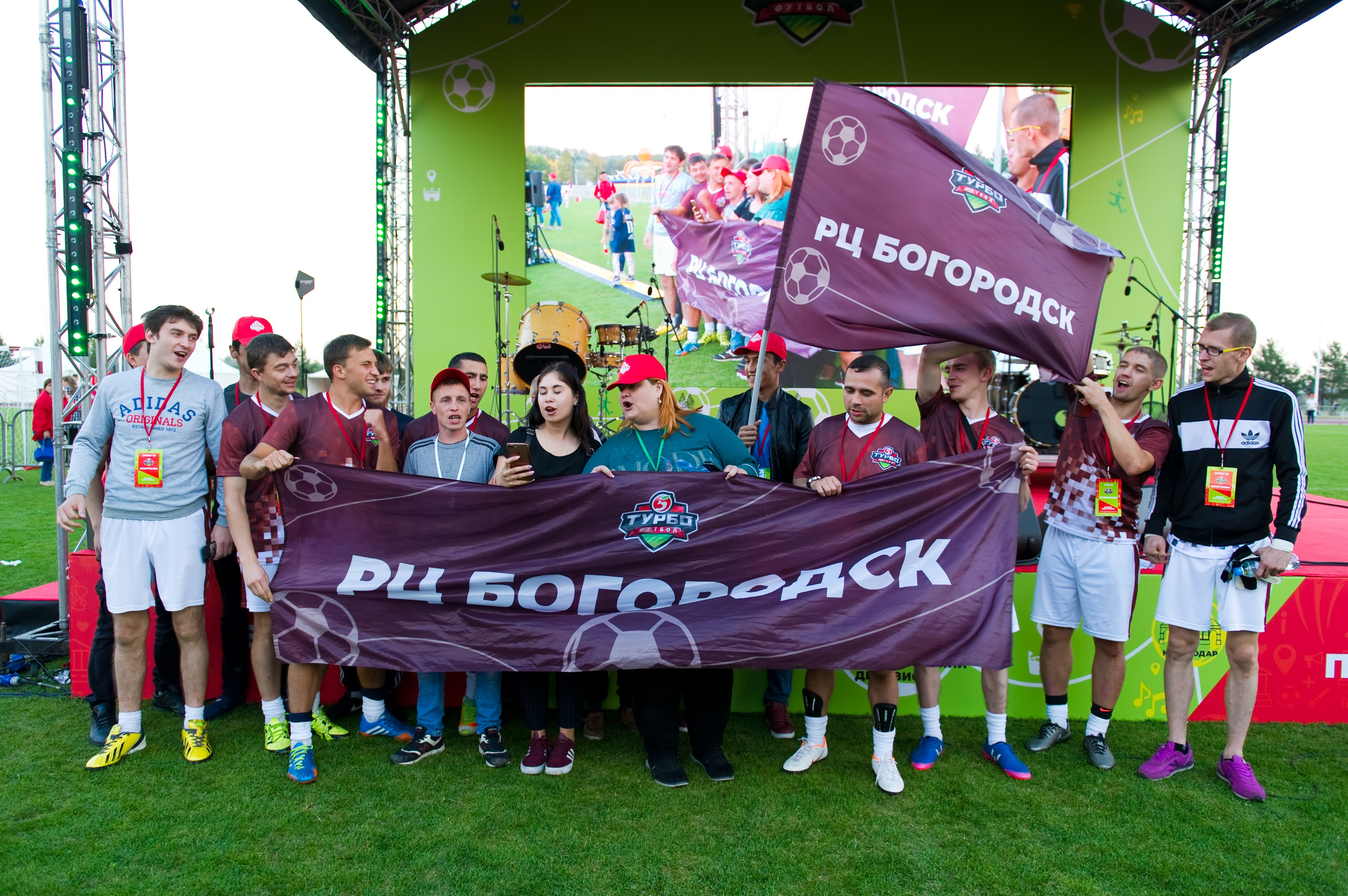 Турбофутбол (корпоративное соревнование «Пятерочки»). Репортажный фотограф и видеограф Слава Думчев. Тимбилдинги, отчетники, корпоративы