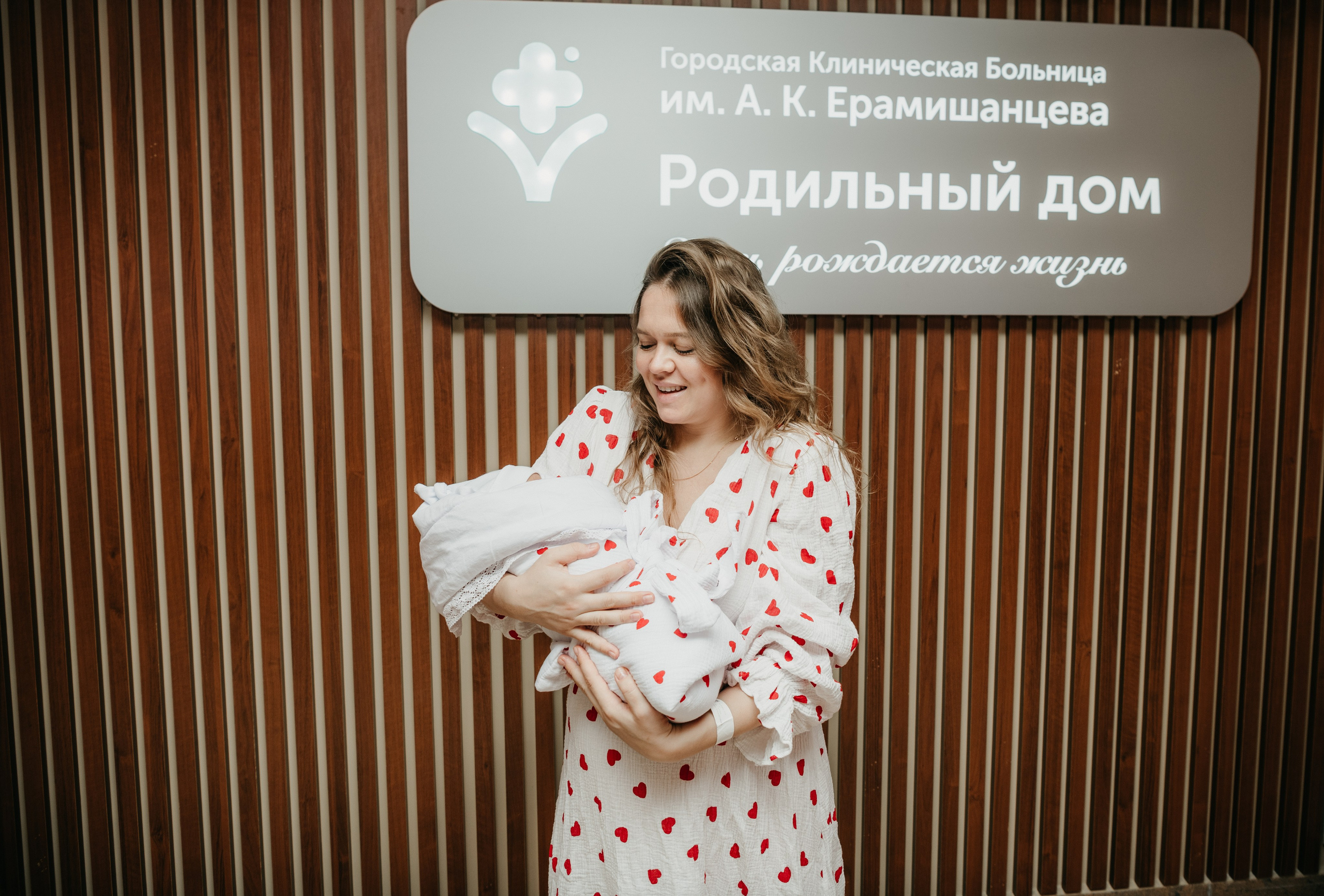 Выписка Софии в ГКБ Ерамишанцева. Фотограф на выписку из роддома в Москве и МО