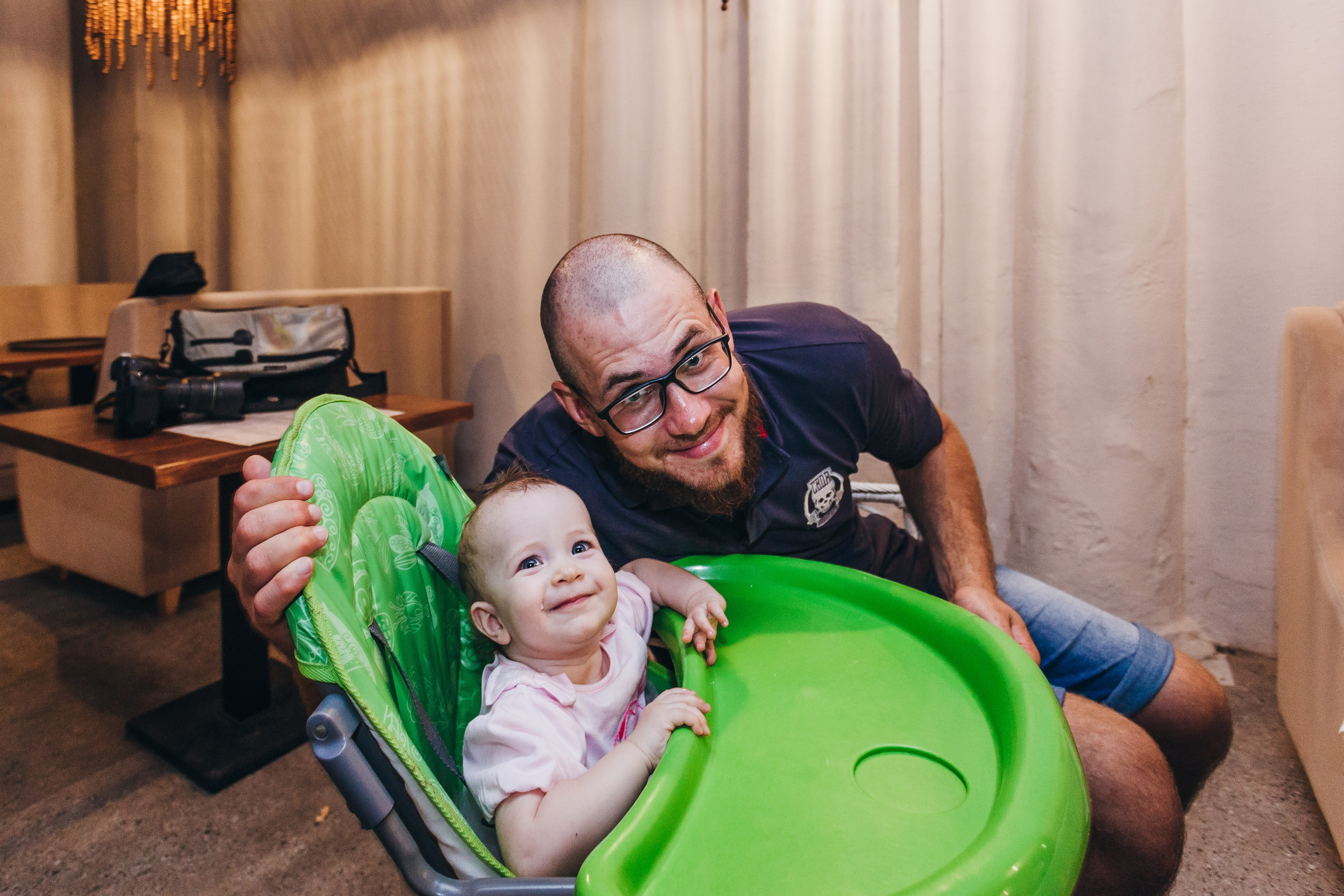 День рождение в уютном ресторане. Фотограф Денис Денисов