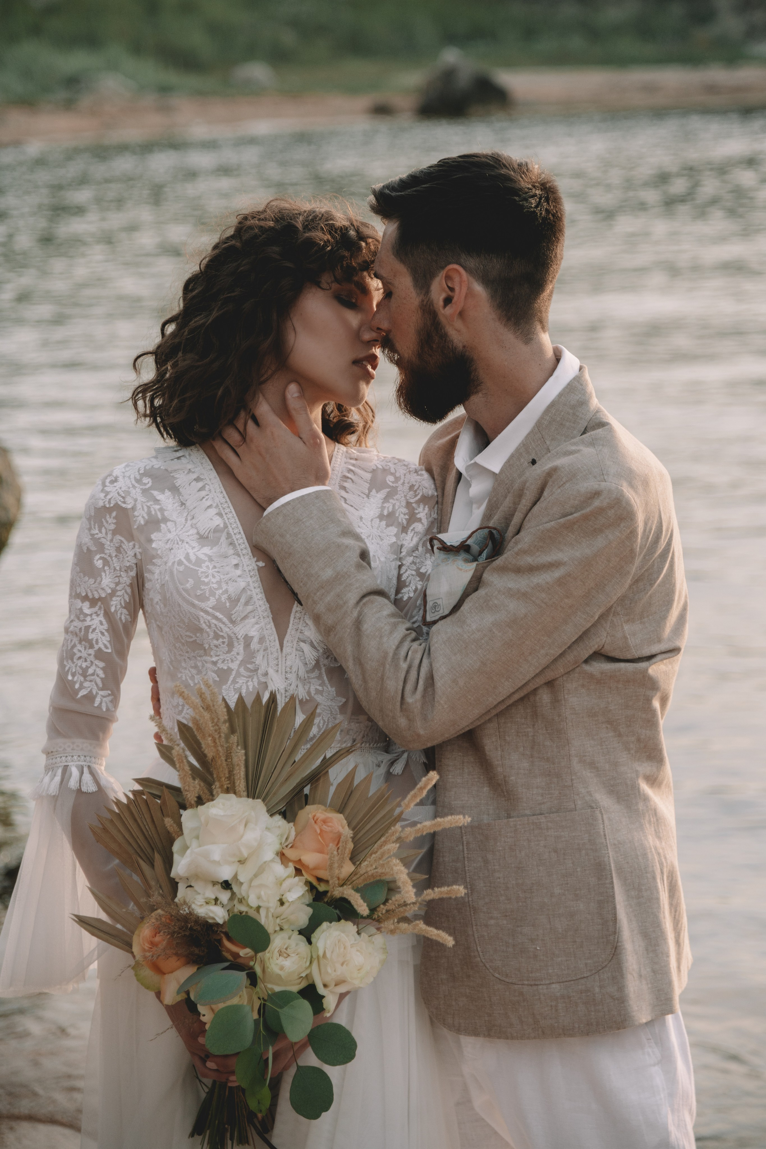 Свадебная фотосессия в Щелкино ,Бухта Космонавтов. Выездная церемония на берегу моря Крым. Свадебный и семейный фотограф и видеограф, Крым, Москва, Санкт -Петербург