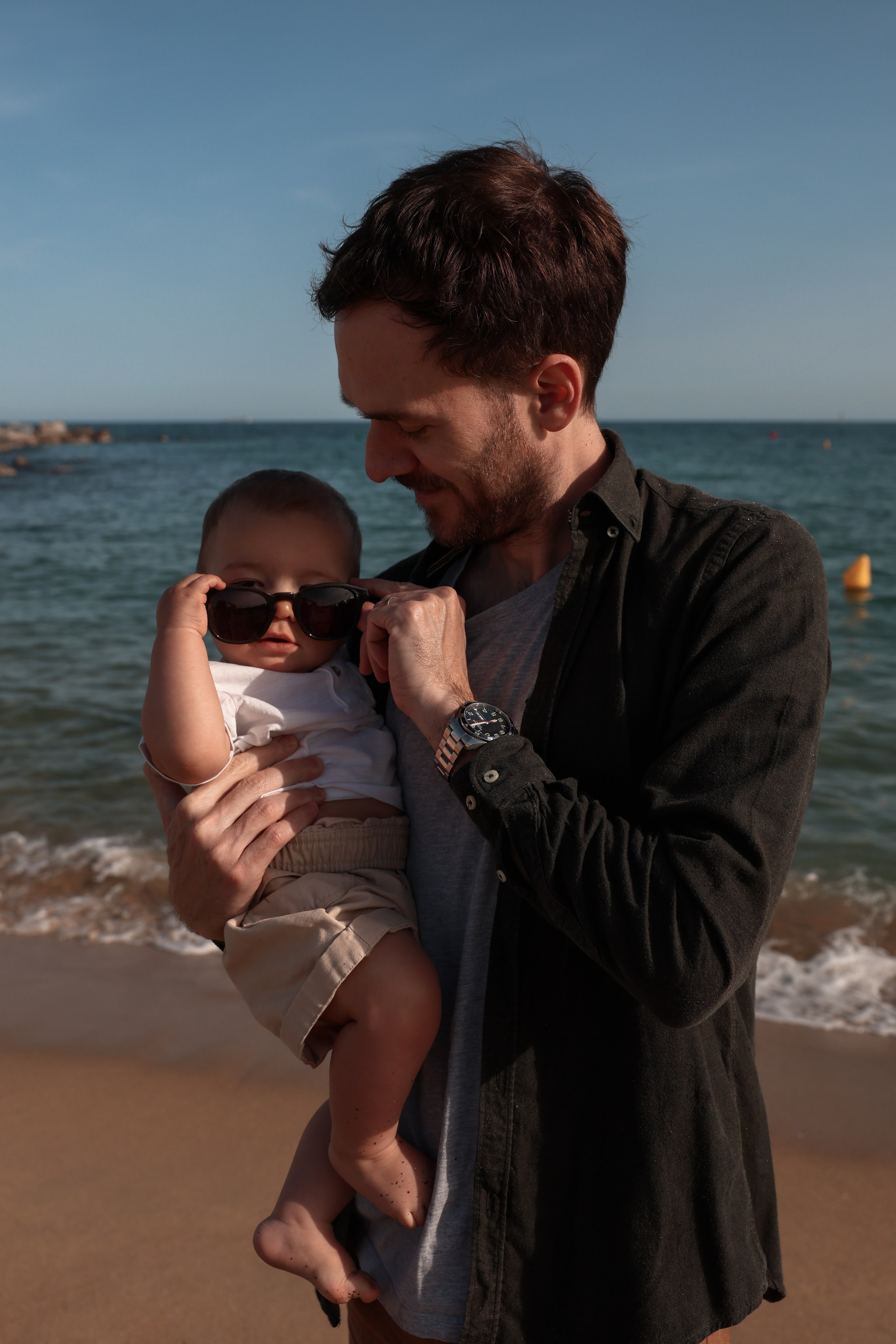 Family pizza at the sea. Natalia Zhuravleva|family, newborn, maternity photographer in Barcelona