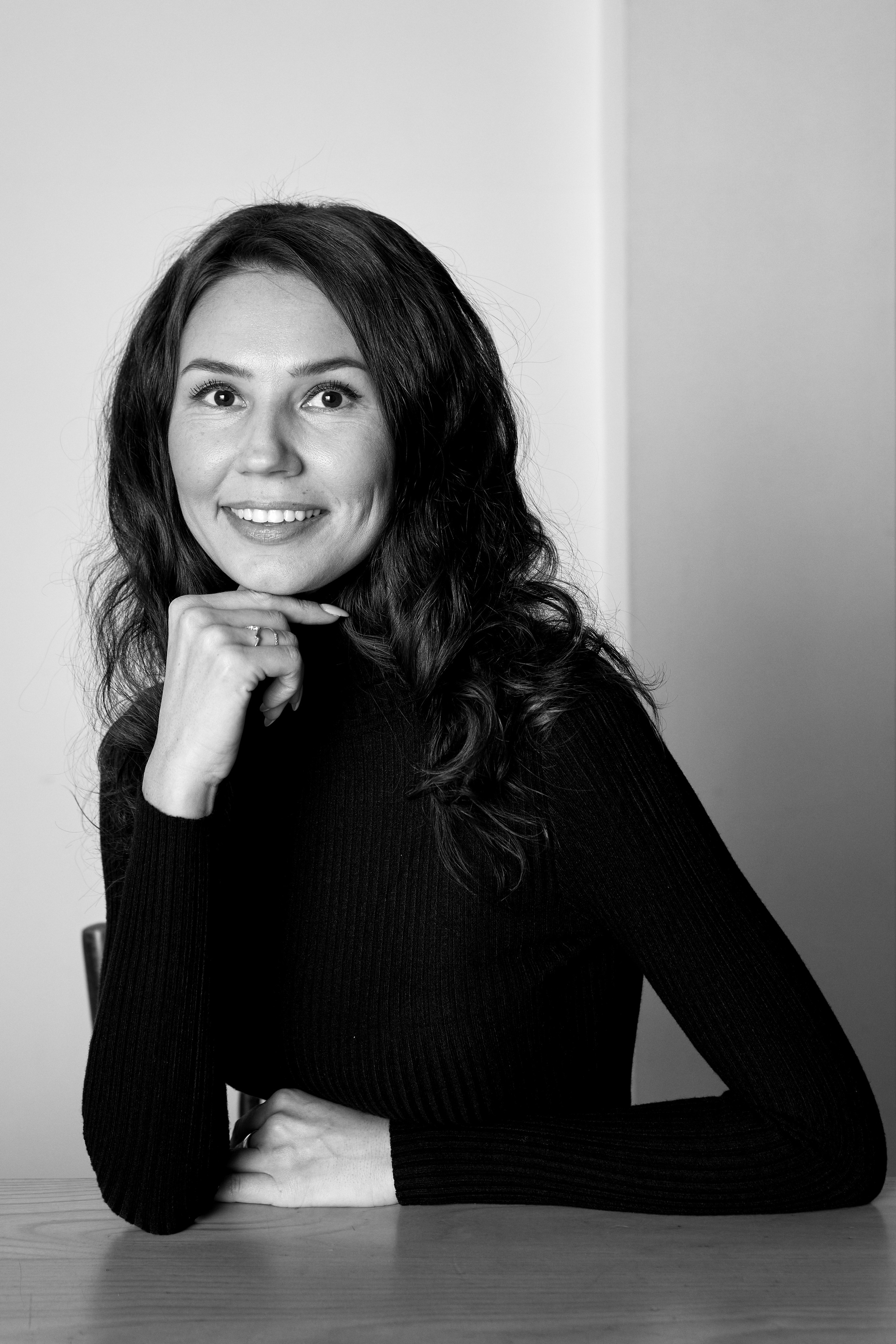 Женские фотосессии в студии и в городе: художественные, для соцсетей, сайтов знакомств. Фотограф Полина Завельская