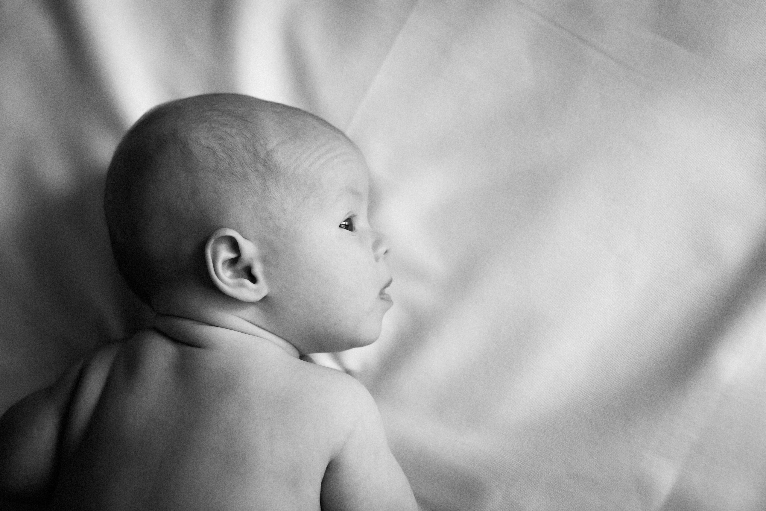 Черно-белая съемка новорожденной. Фотографы в Москве Светлана Устинова и Сергей Грачев