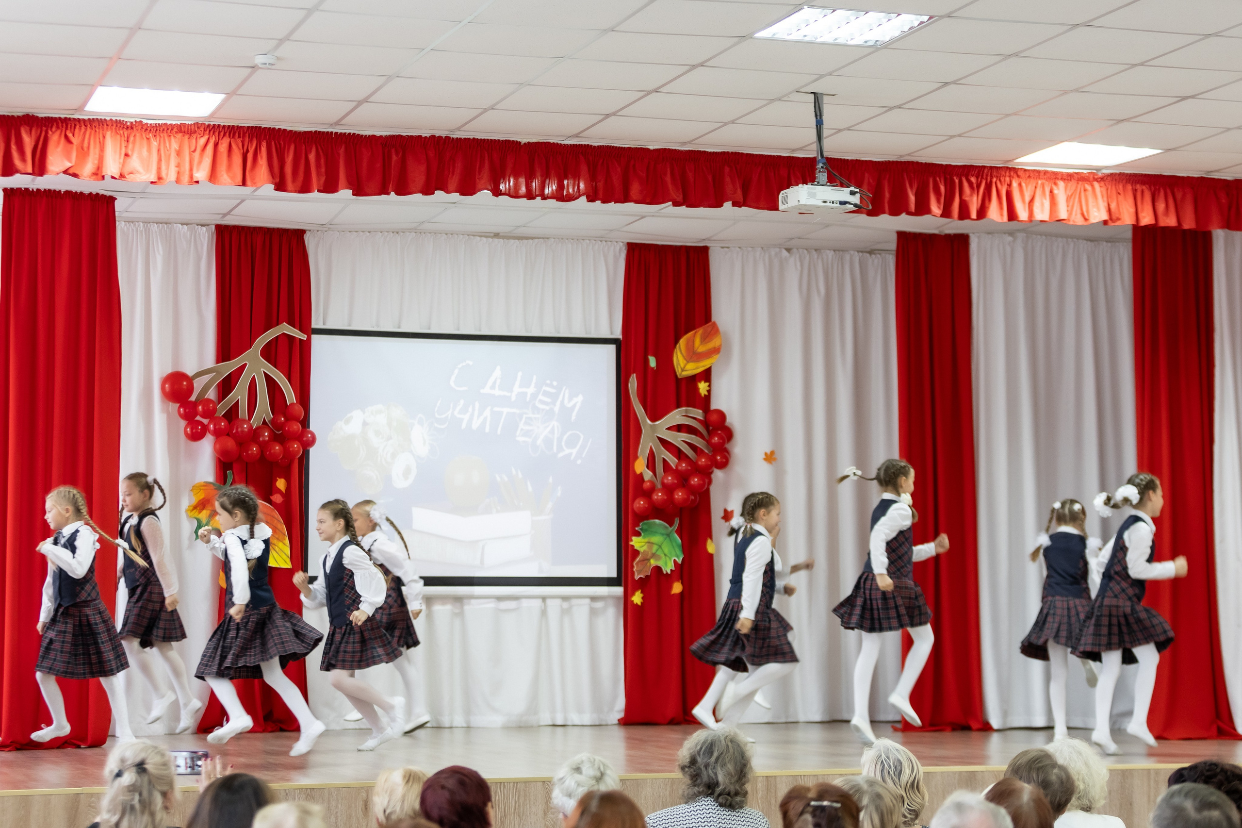 День учителя. Школа 31. Октябрь 2024. Свадебный и Семейный фотограф г. Ижевск Гульназ Солдатова. Гульназ фото