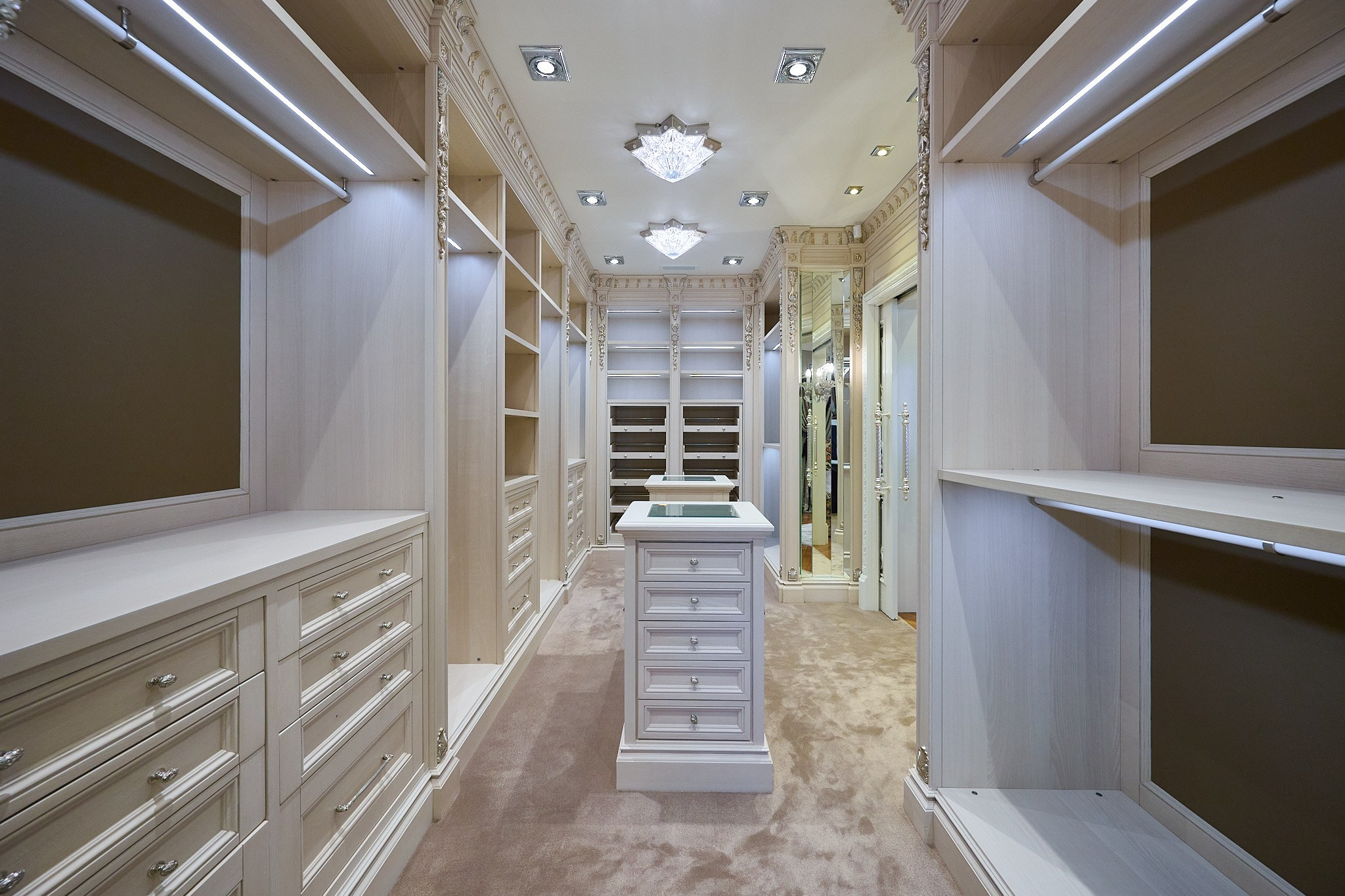 гардеробная светлая 