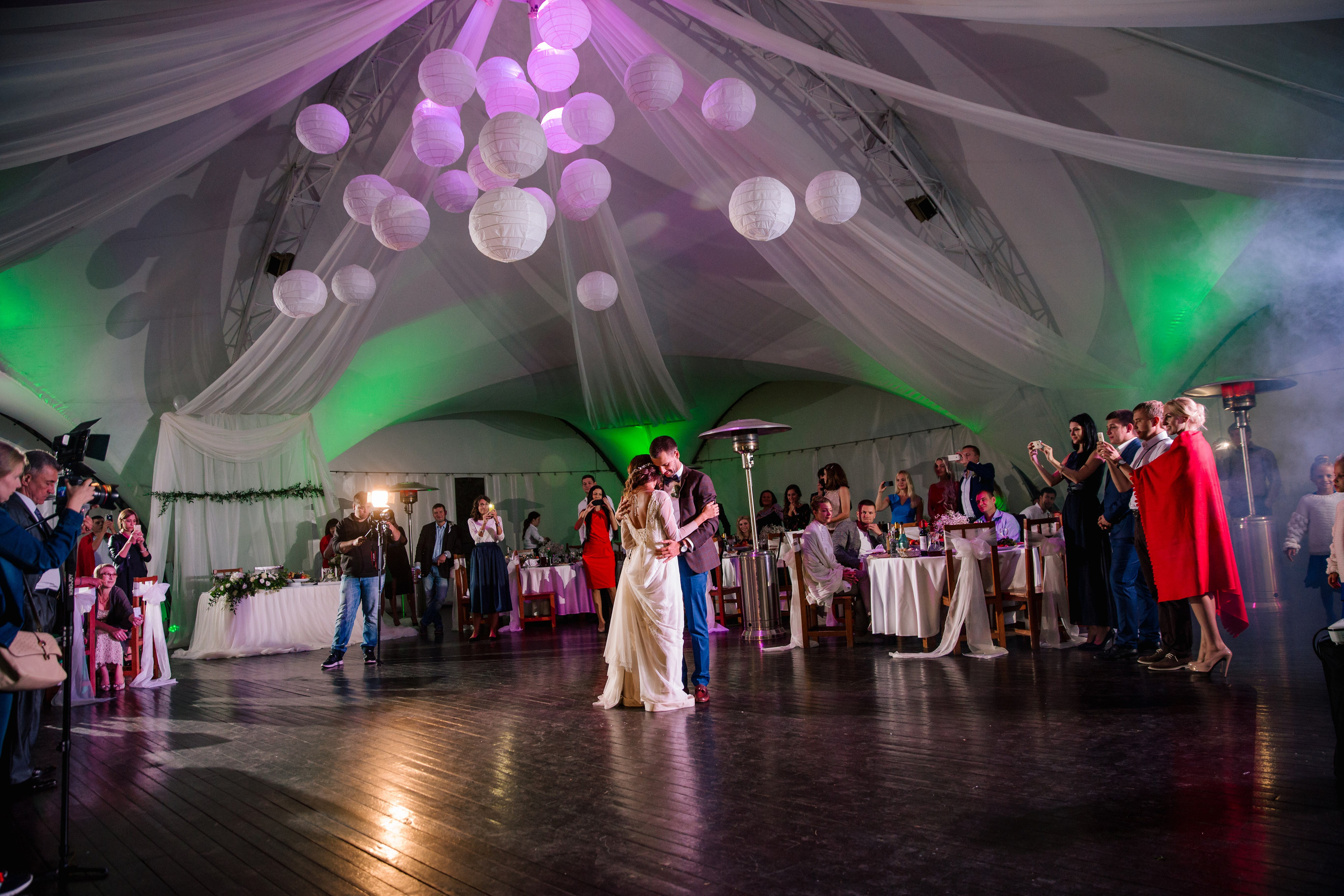 Фото свадьбы весной. Ведущий на праздник в Москве / Денис Аганин