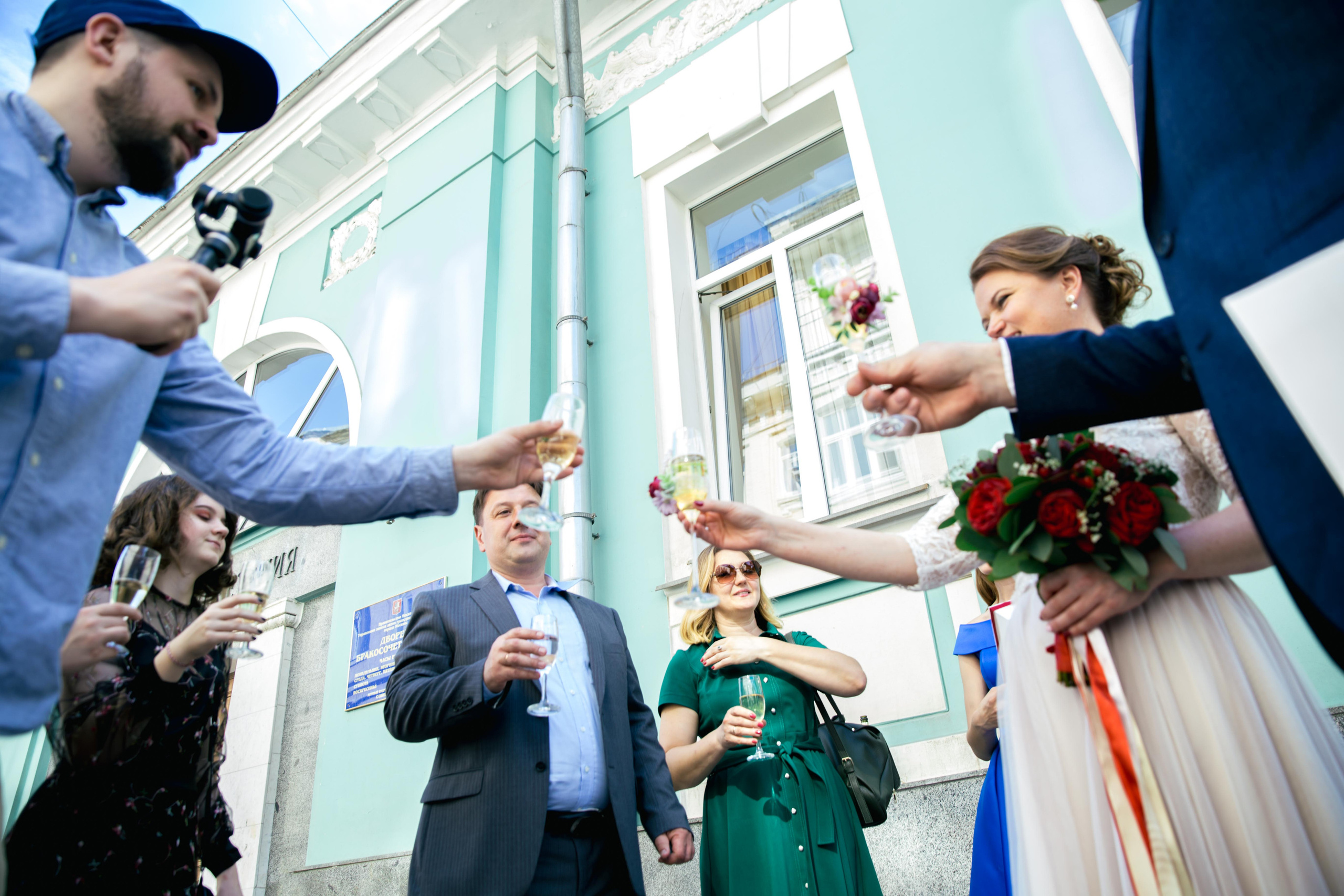 Взрослая свадьба без банкета. Ведущий на праздник в Москве / Денис Аганин