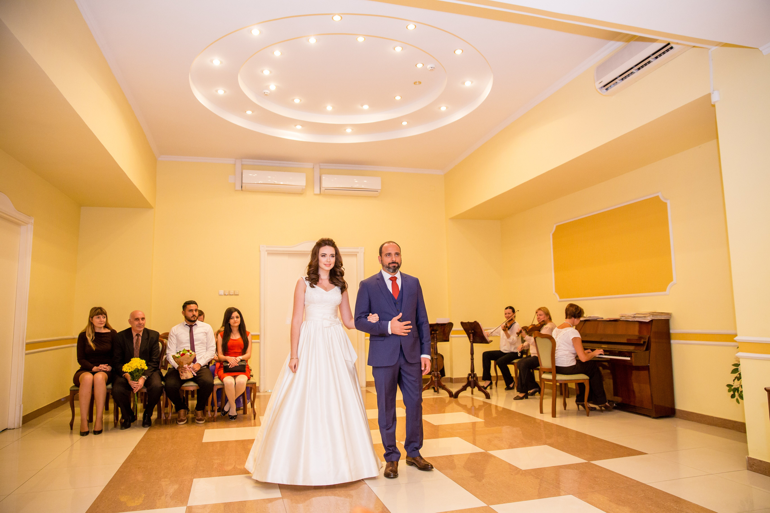 Свадебные фото осенью. Ведущий на праздник в Москве / Денис Аганин