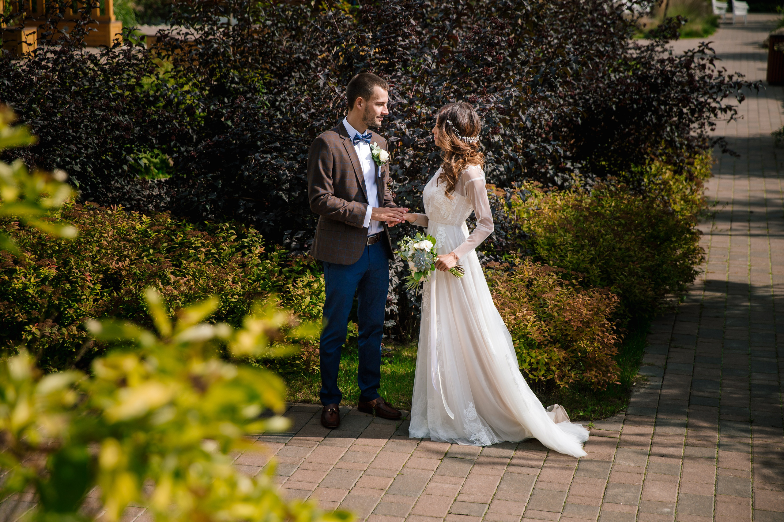 Фото свадьбы весной. Ведущий на праздник в Москве / Денис Аганин
