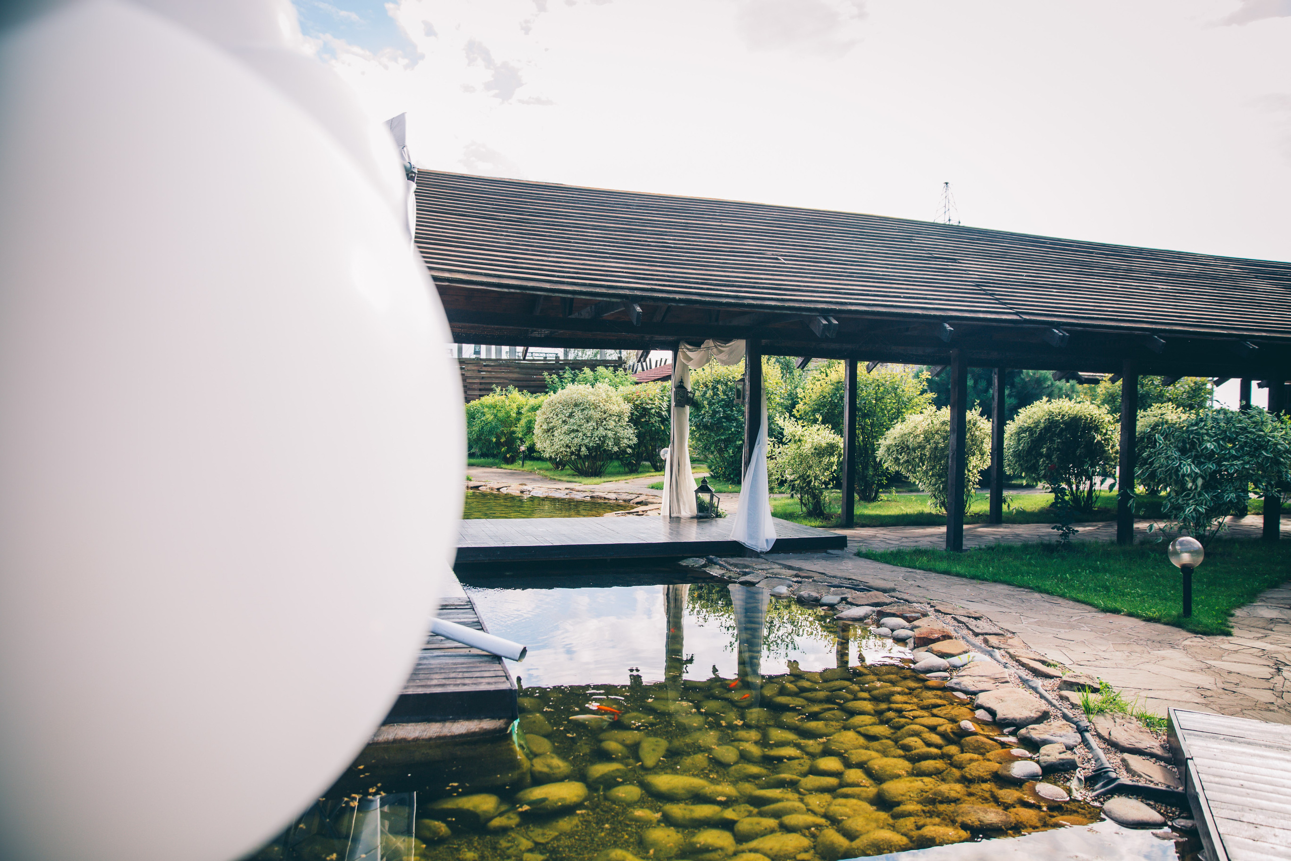 Фото свадьбы весной. Ведущий на праздник в Москве / Денис Аганин