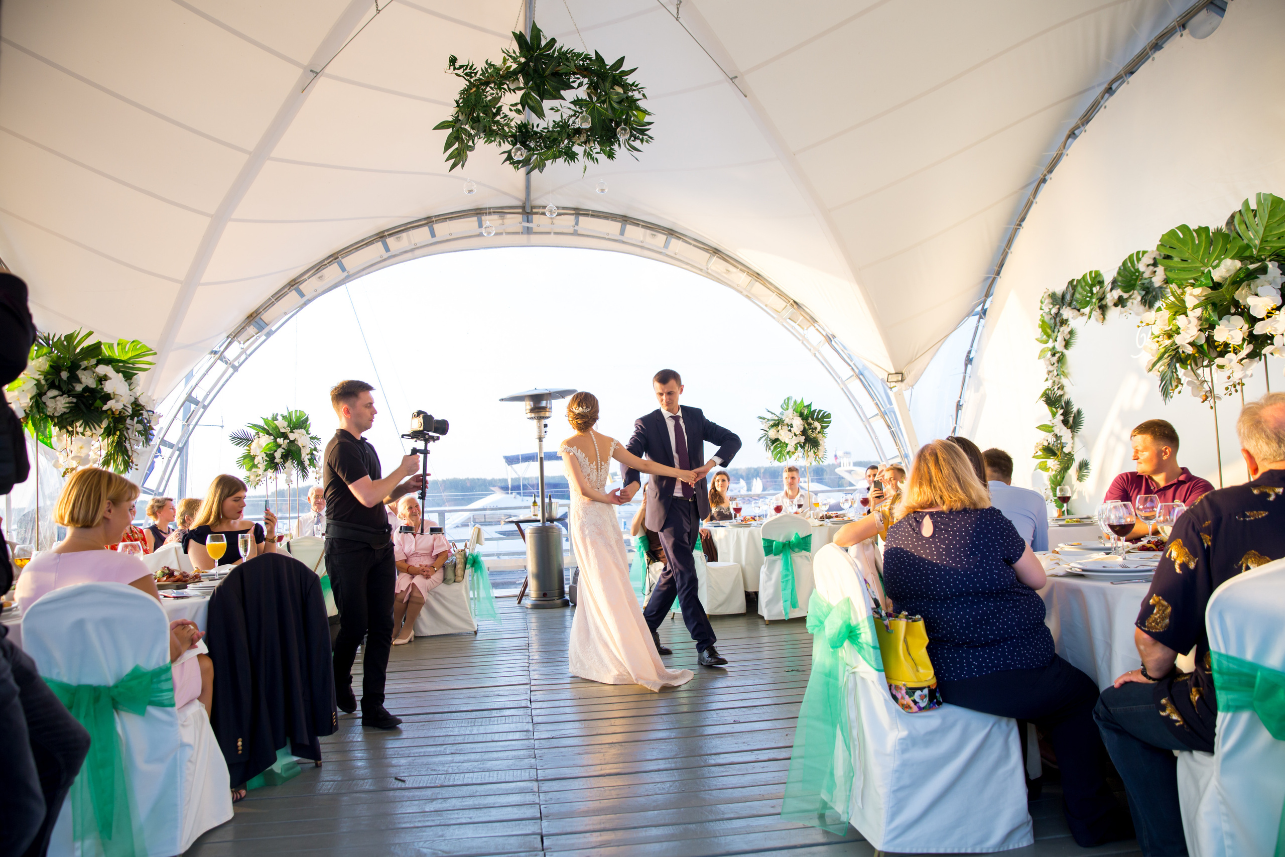 Фотограф на свадьбу летом. Ведущий на праздник в Москве / Денис Аганин