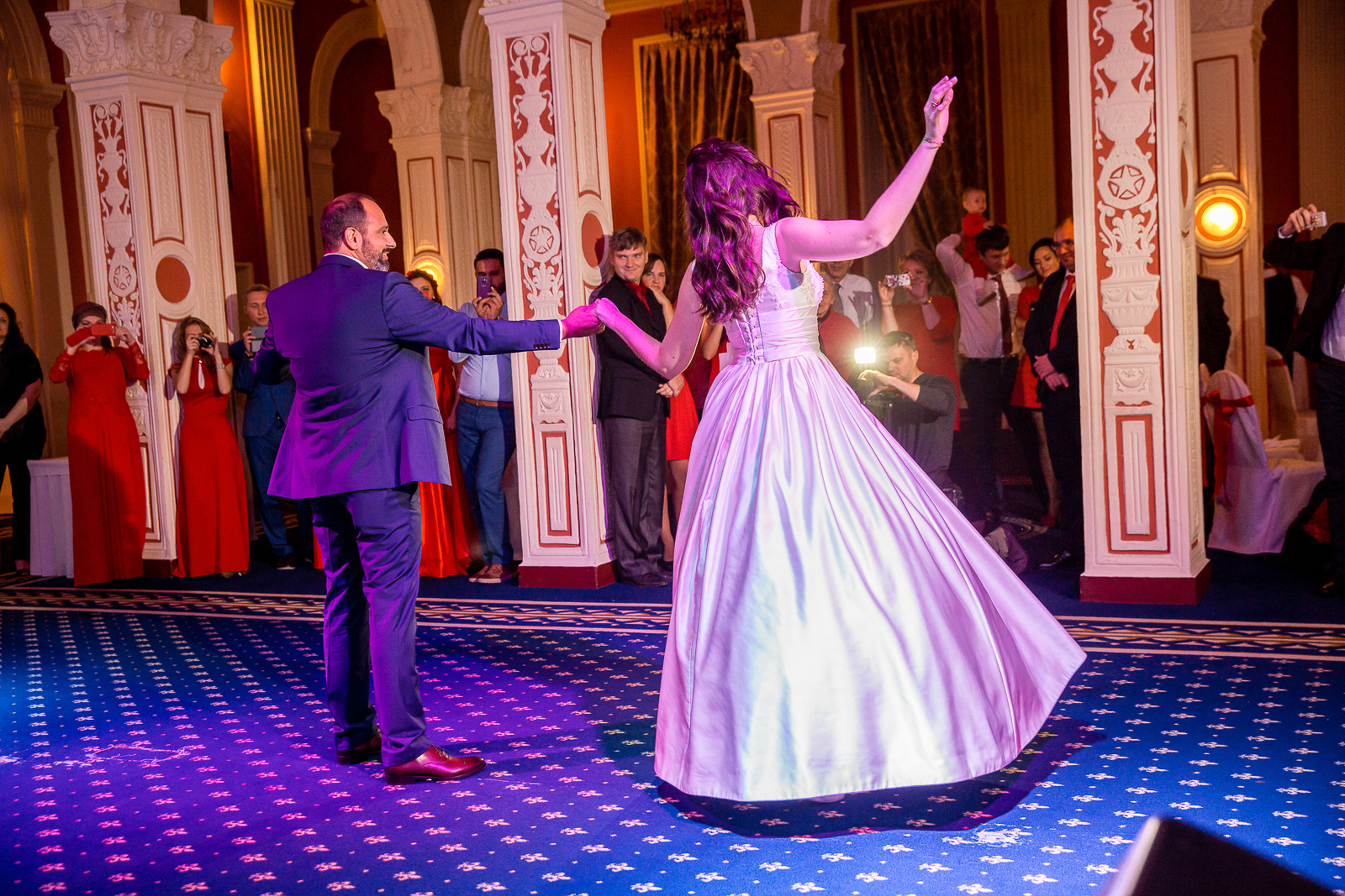 Свадебные фото осенью. Ведущий на праздник в Москве / Денис Аганин